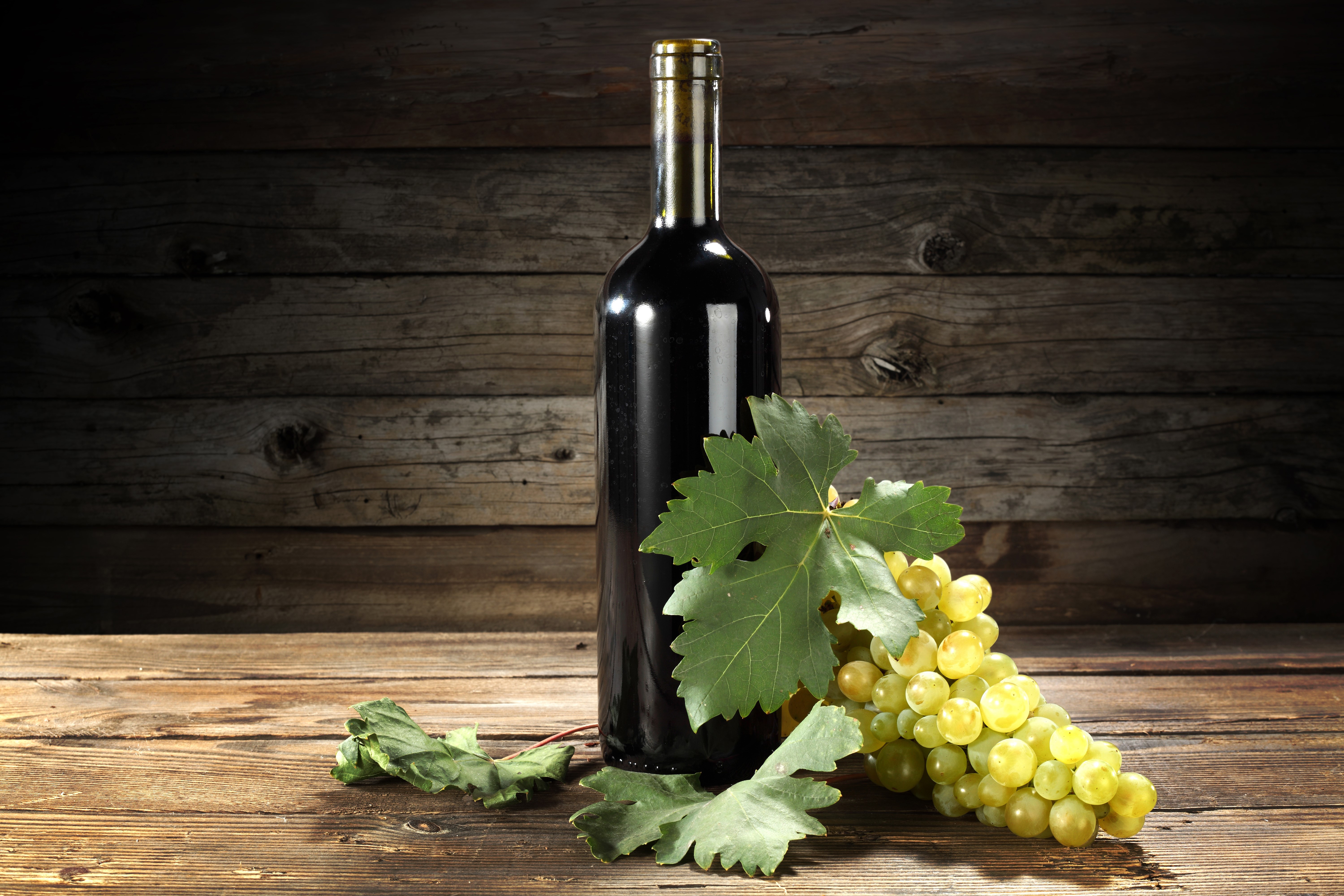 Wine bottle with grapes on wood planks HD Wallpaper