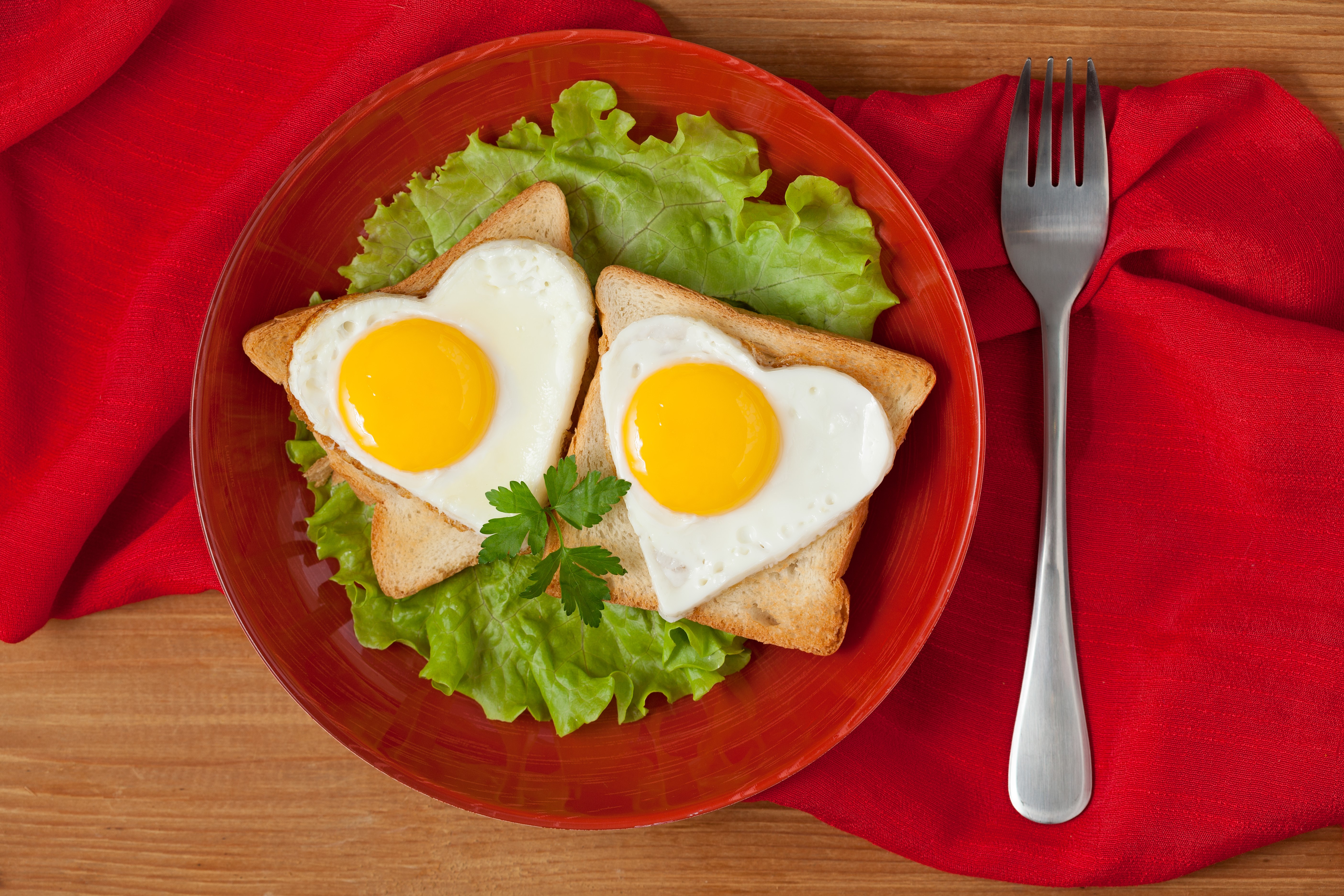 Heart-shaped fried eggs on toast with lettuce HD Wallpaper