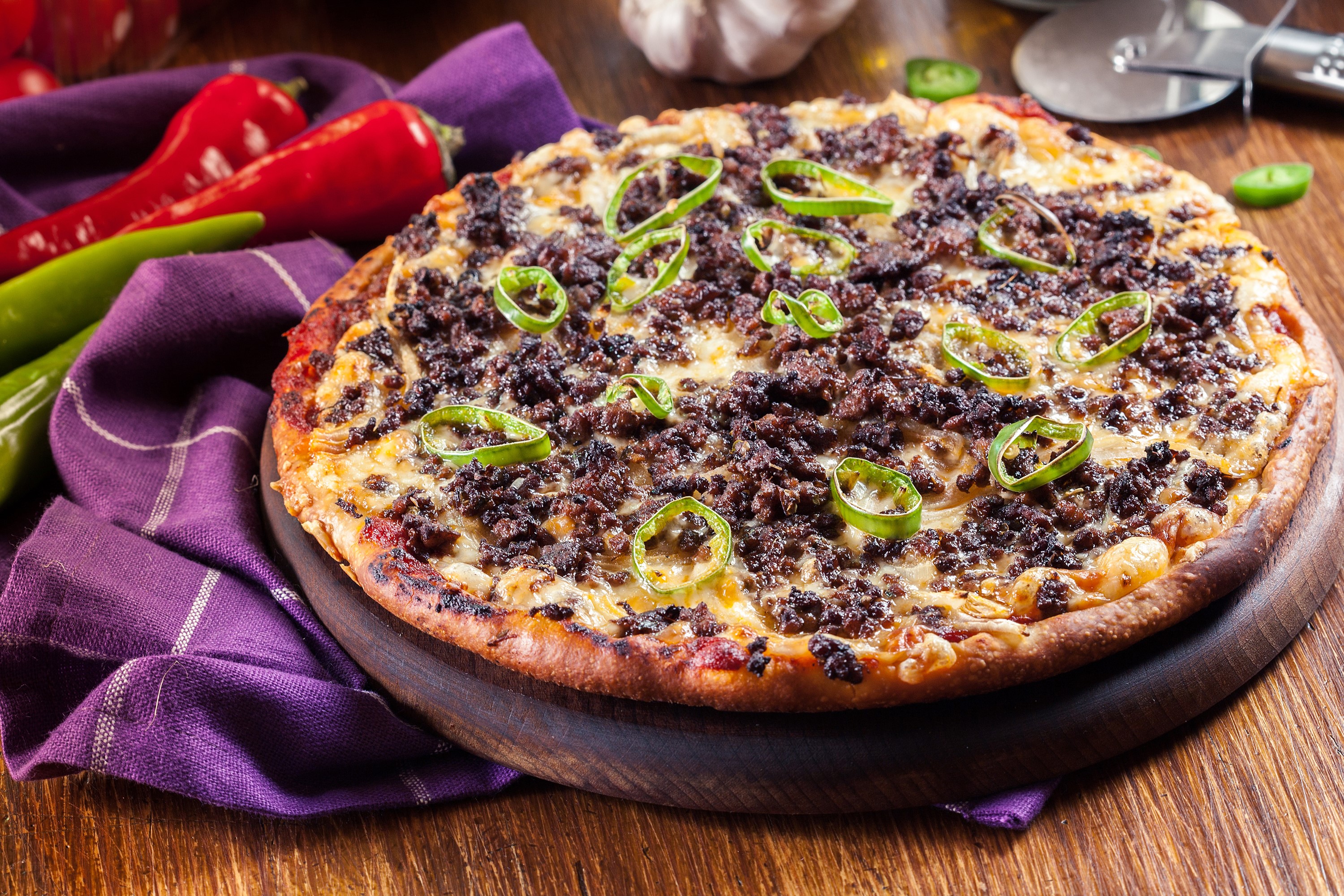 Spicy Ground Beef Pizza with Jalapenos HD Wallpaper