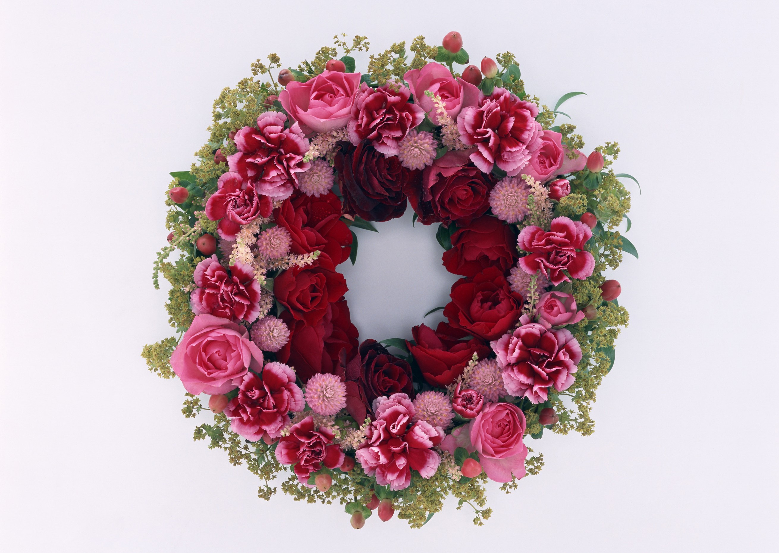 Wreath of red and pink roses and carnations HD Wallpaper