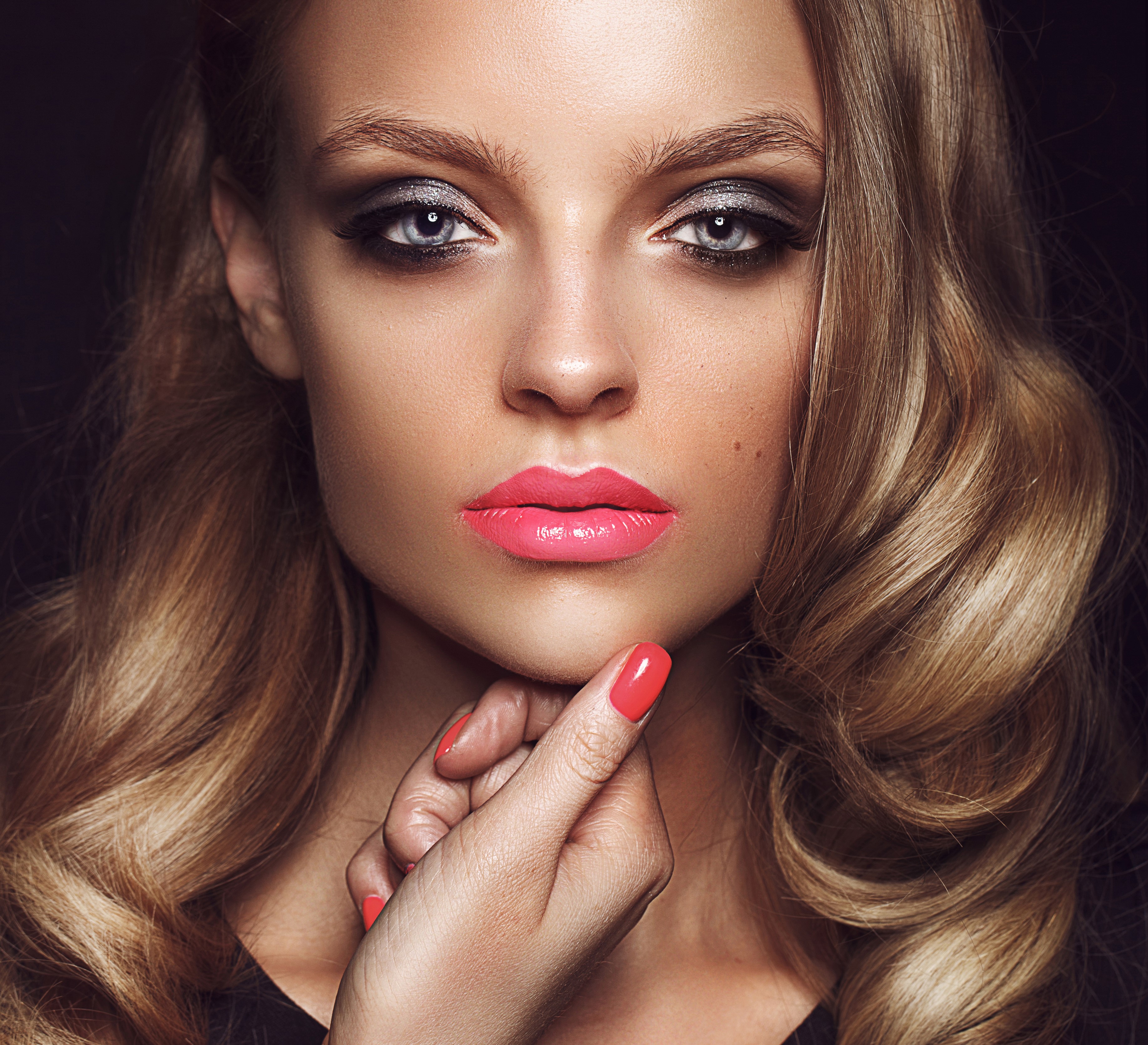 Woman with pink lips and blonde hair HD Wallpaper