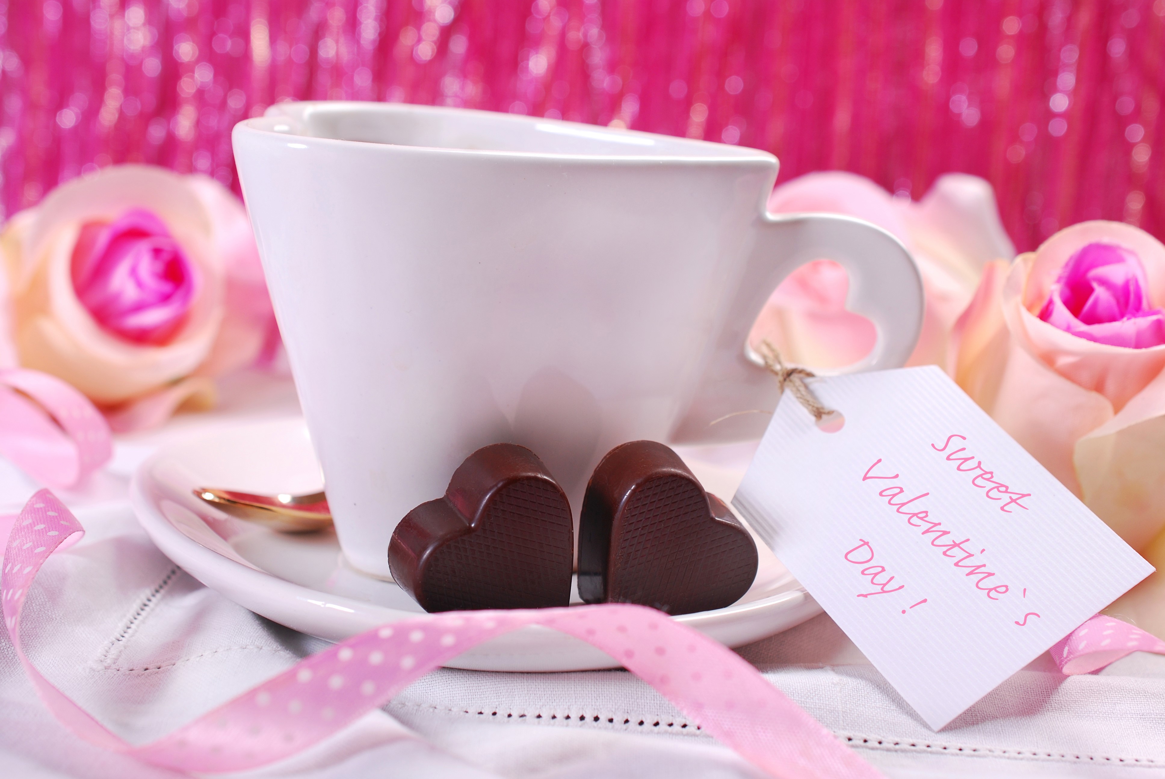Valentine's Day cup with chocolates and roses HD Wallpaper
