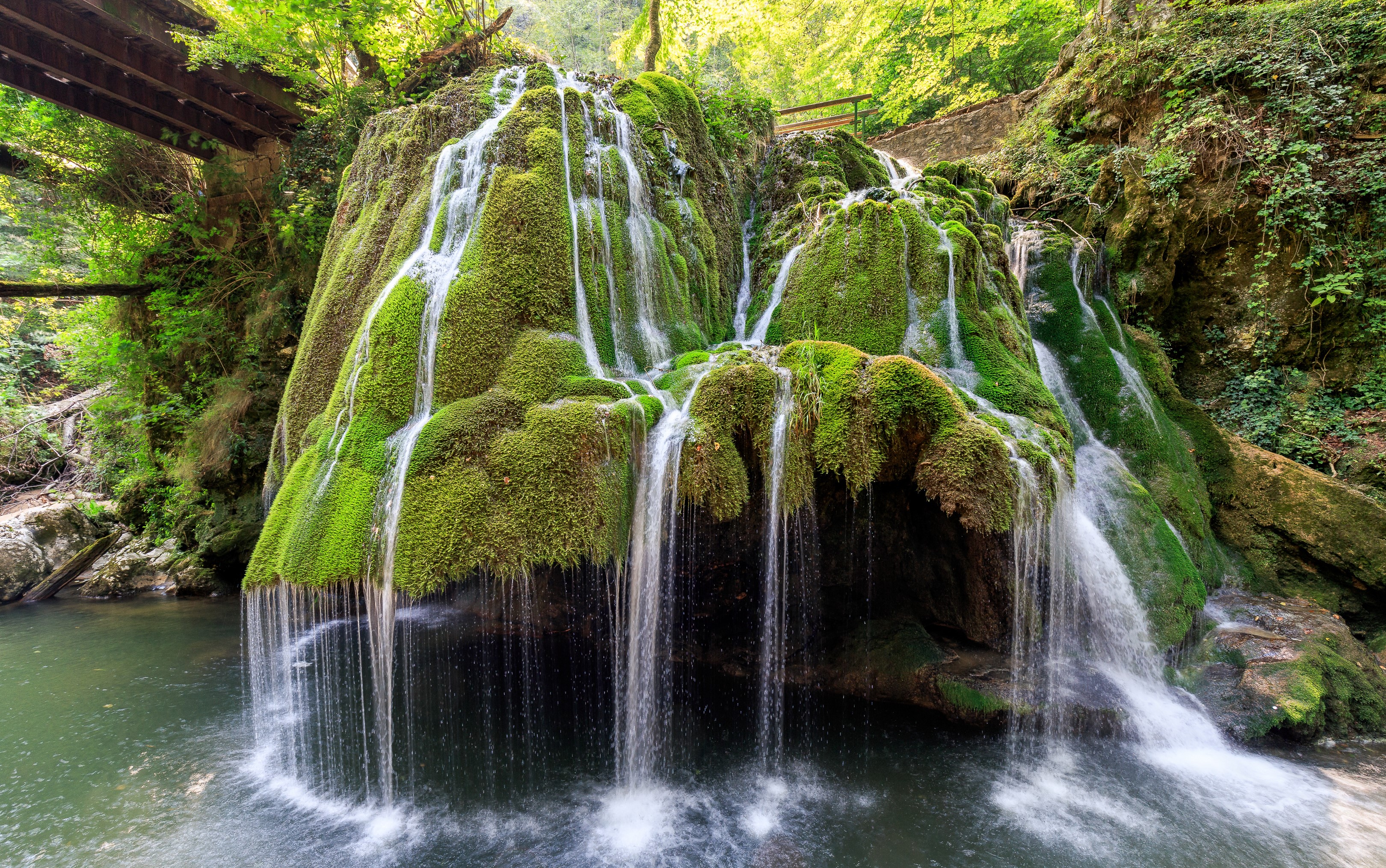 Bigar Waterfall in Romania covered in moss HD Wallpaper