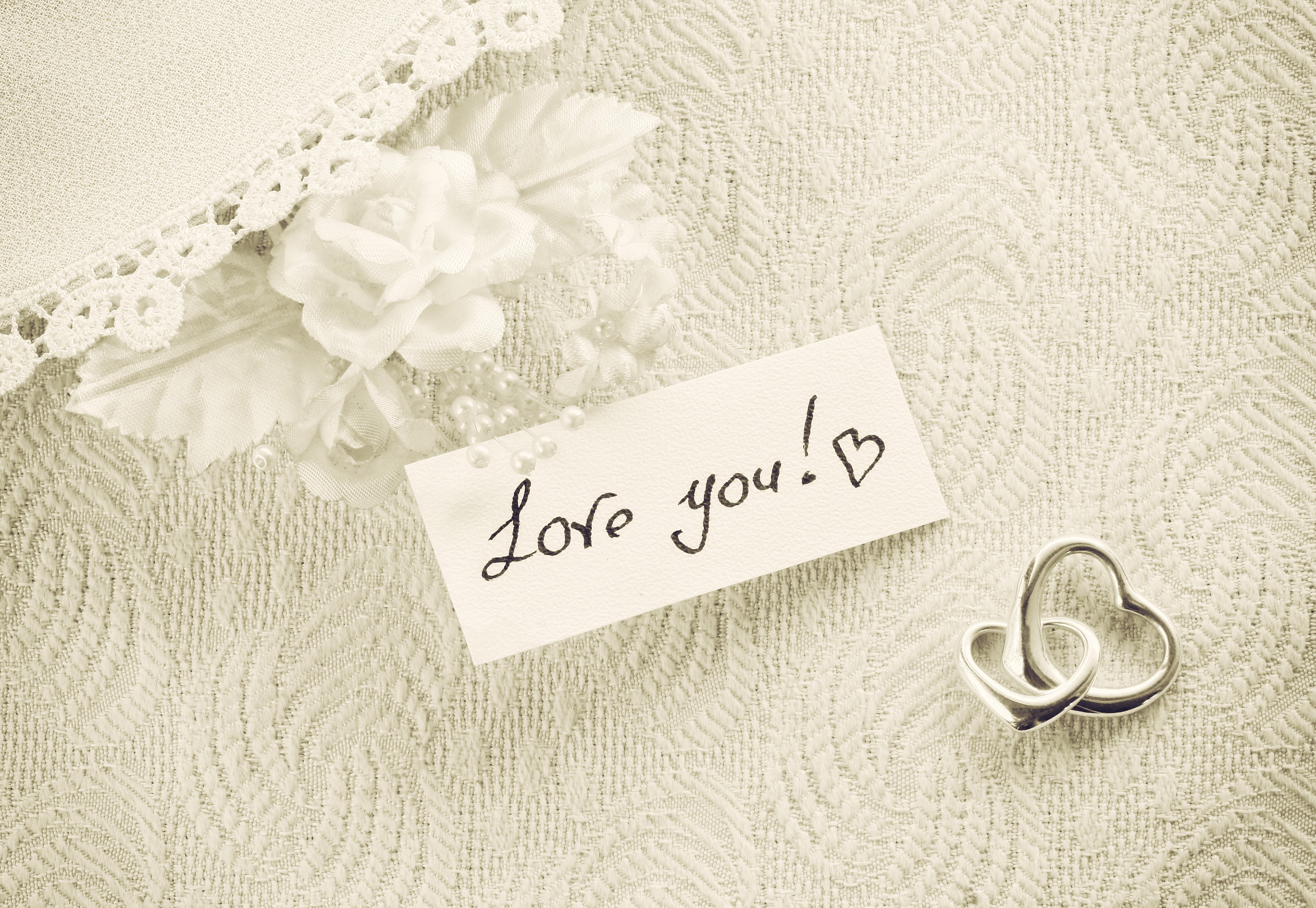Love you note with intertwined hearts and roses HD Wallpaper