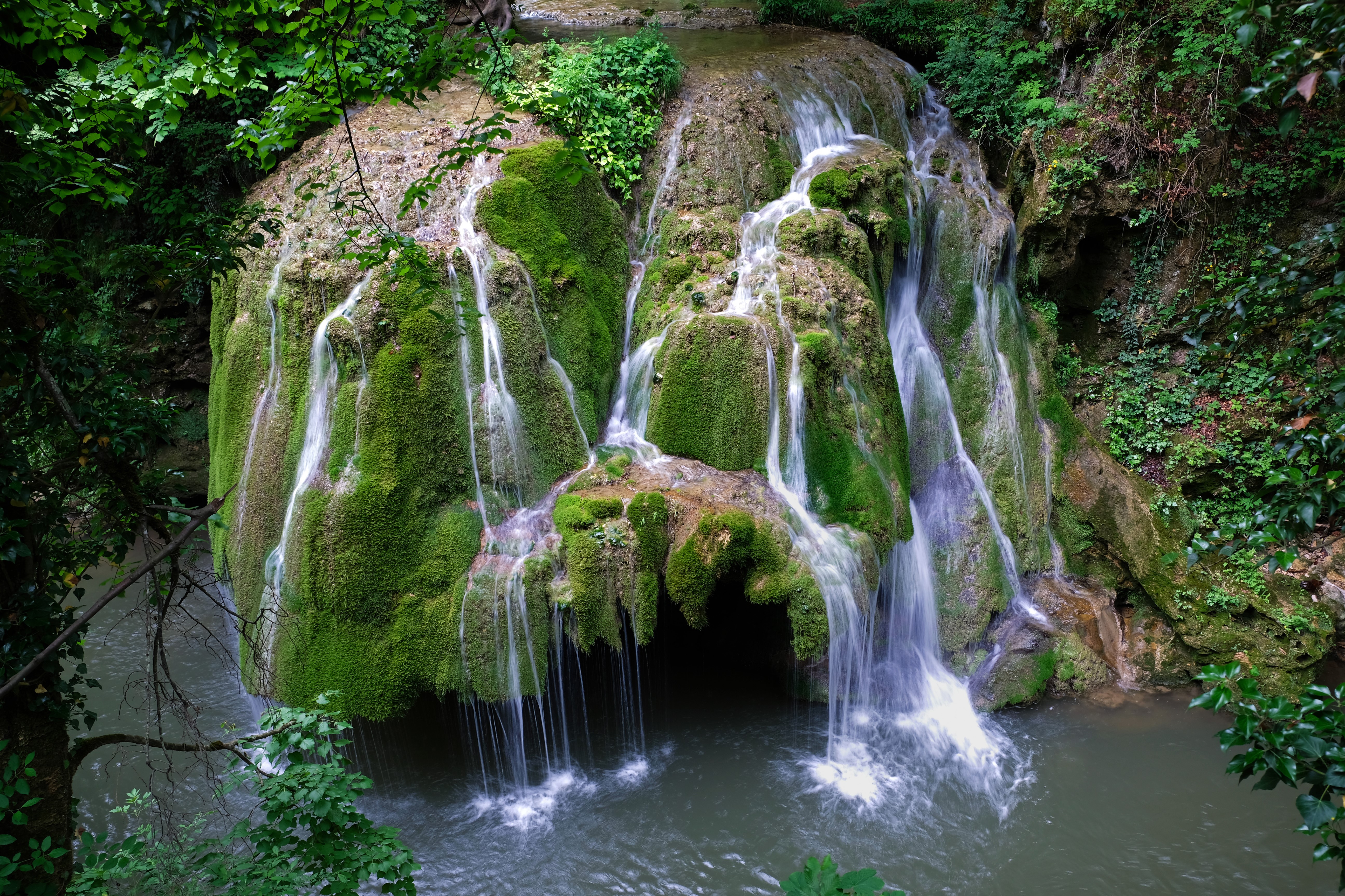 Bigar Waterfall, Romania HD Wallpaper