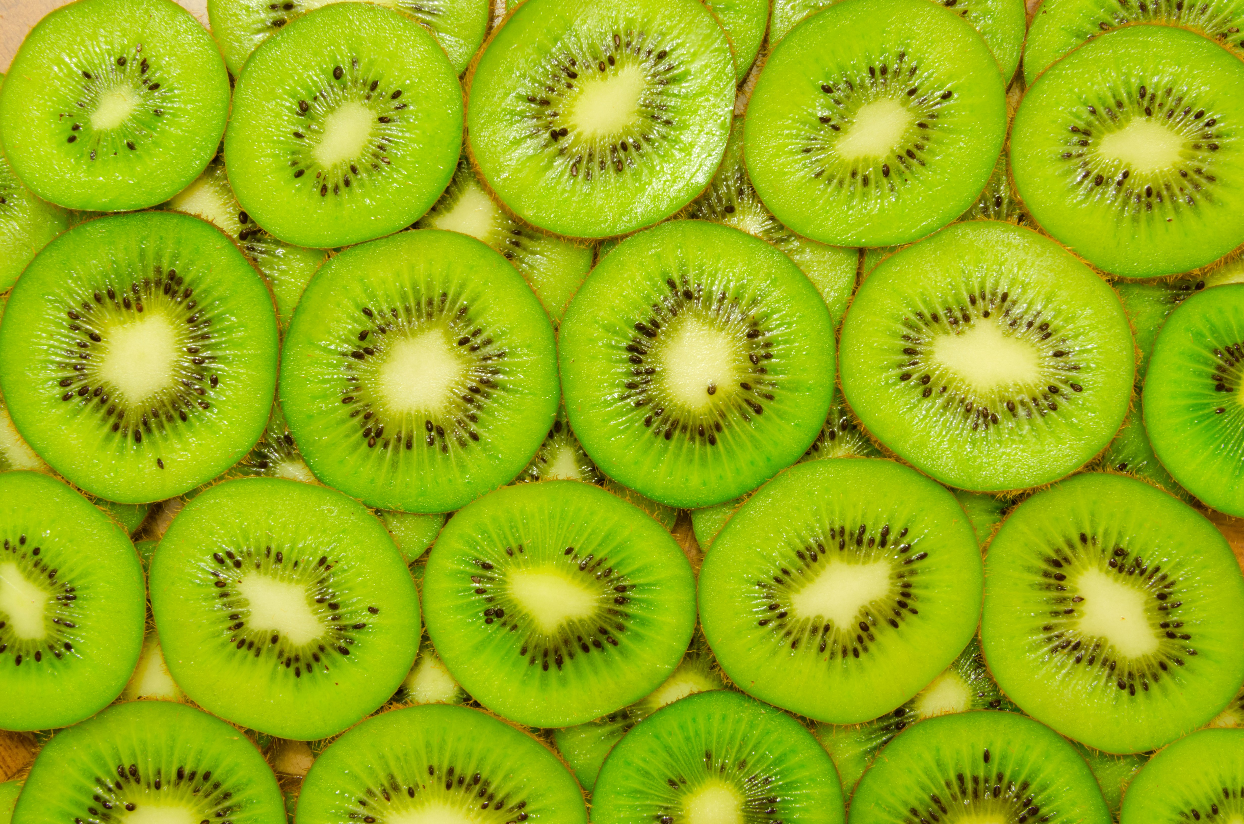 Close-up of sliced kiwis HD Wallpaper