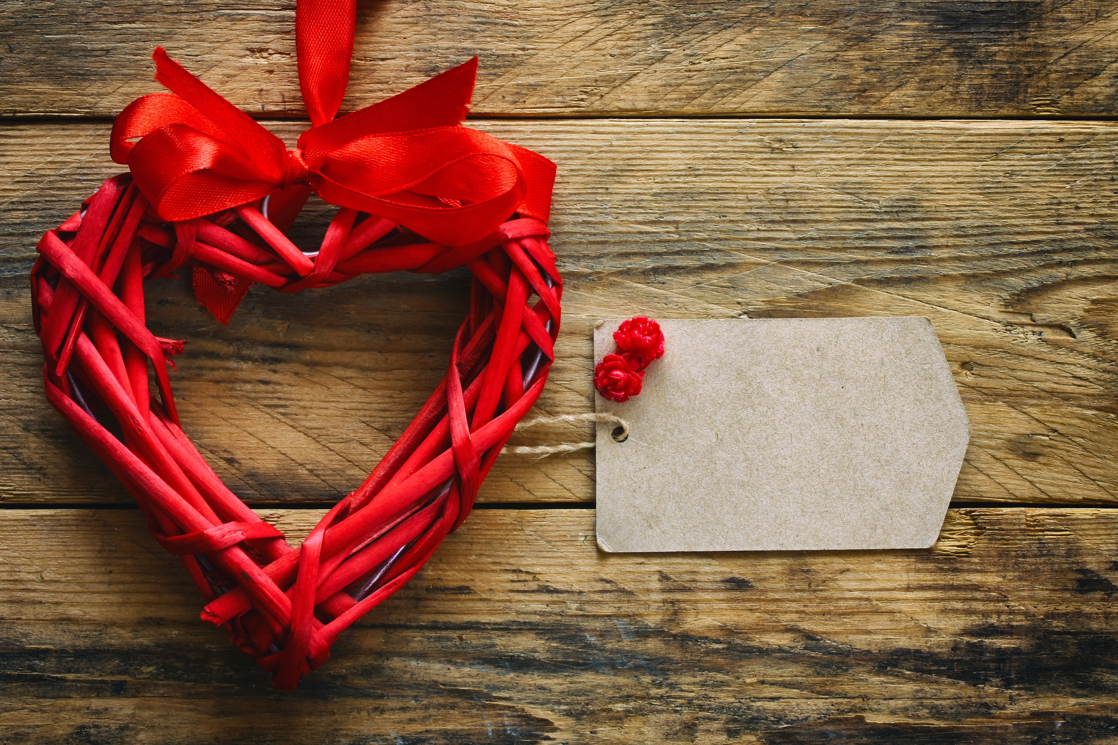Red heart decoration with bow and tag on wood HD Wallpaper