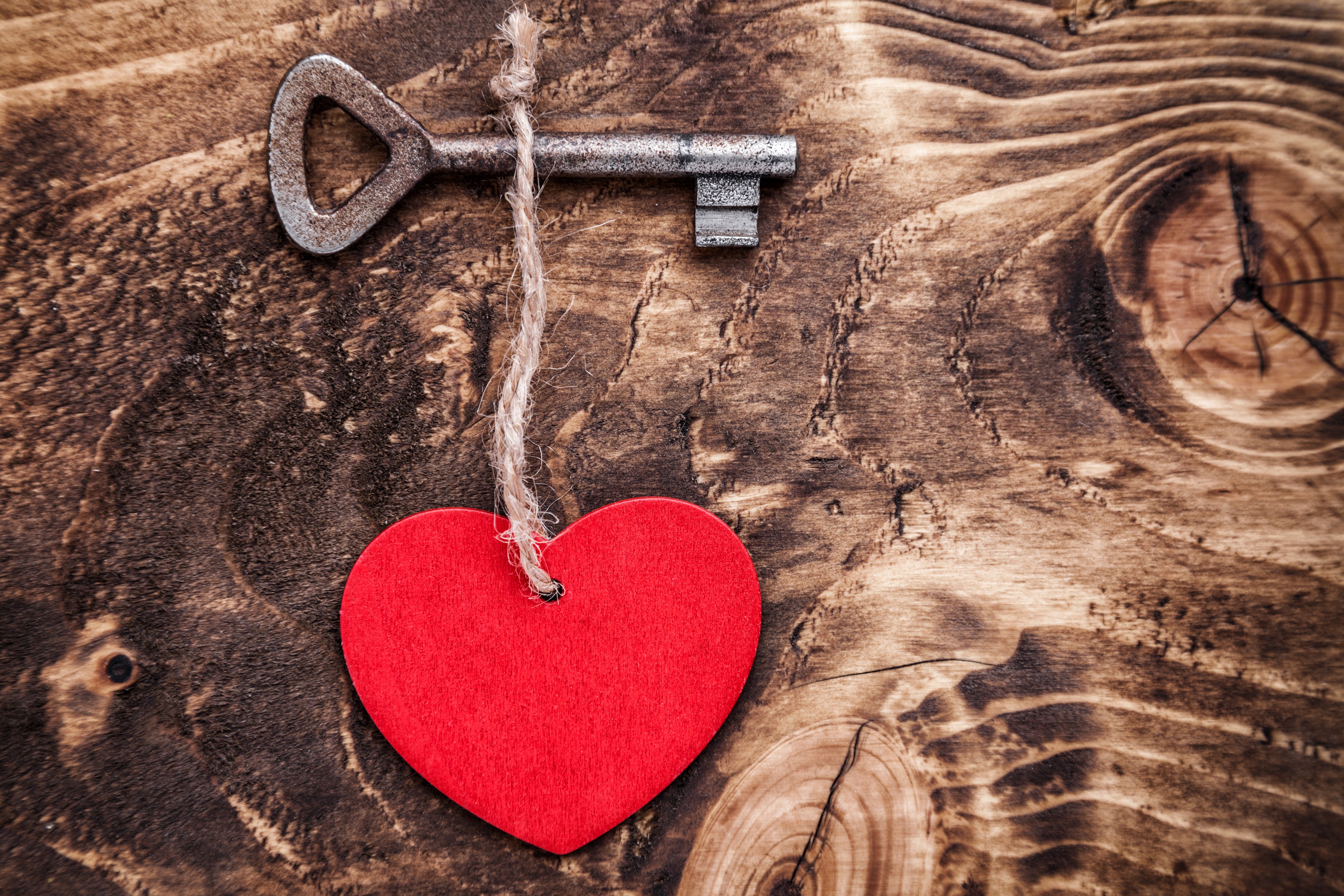 Key and red heart on wood HD Wallpaper
