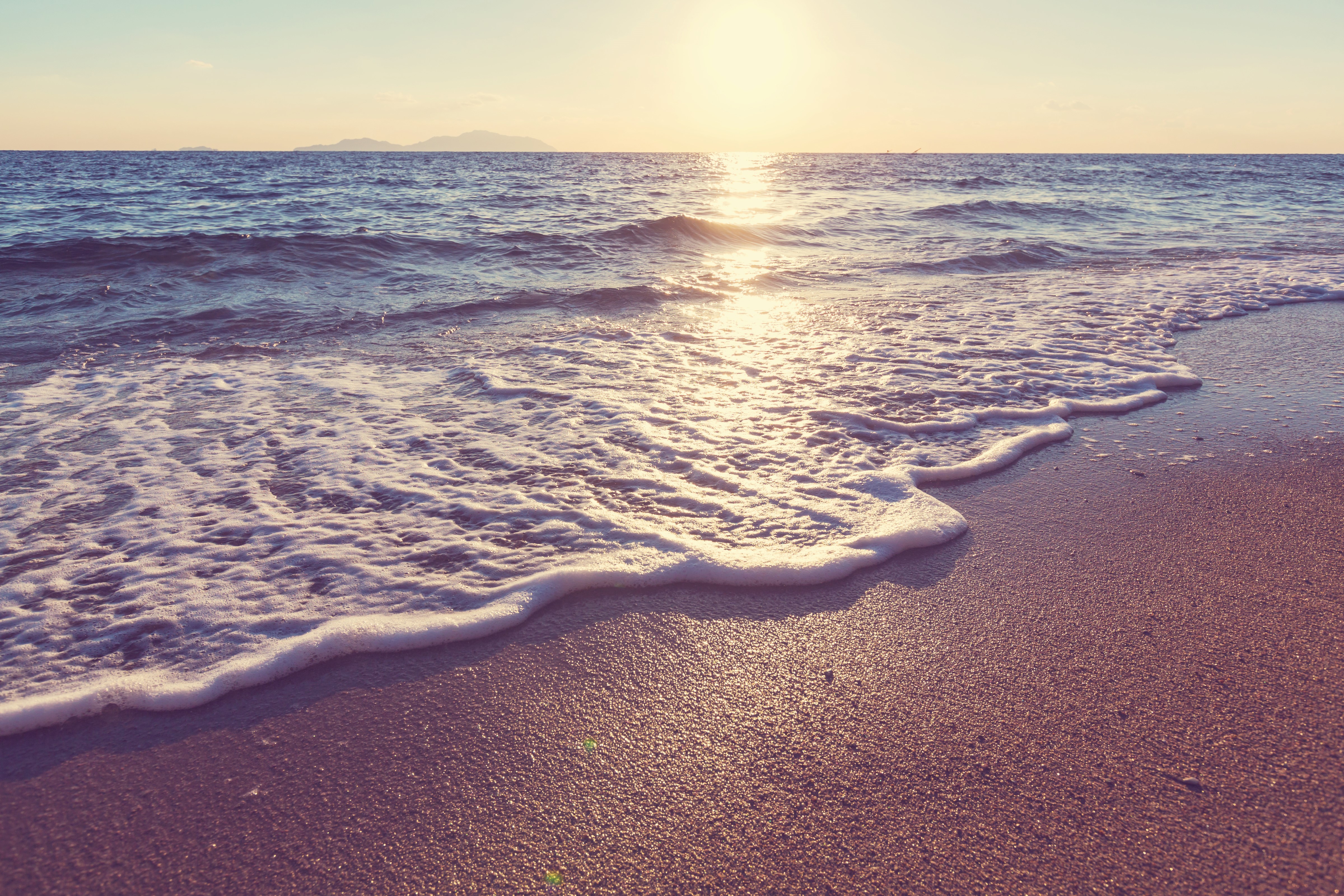 4K Coast with Waves and Sea HD Wallpaper