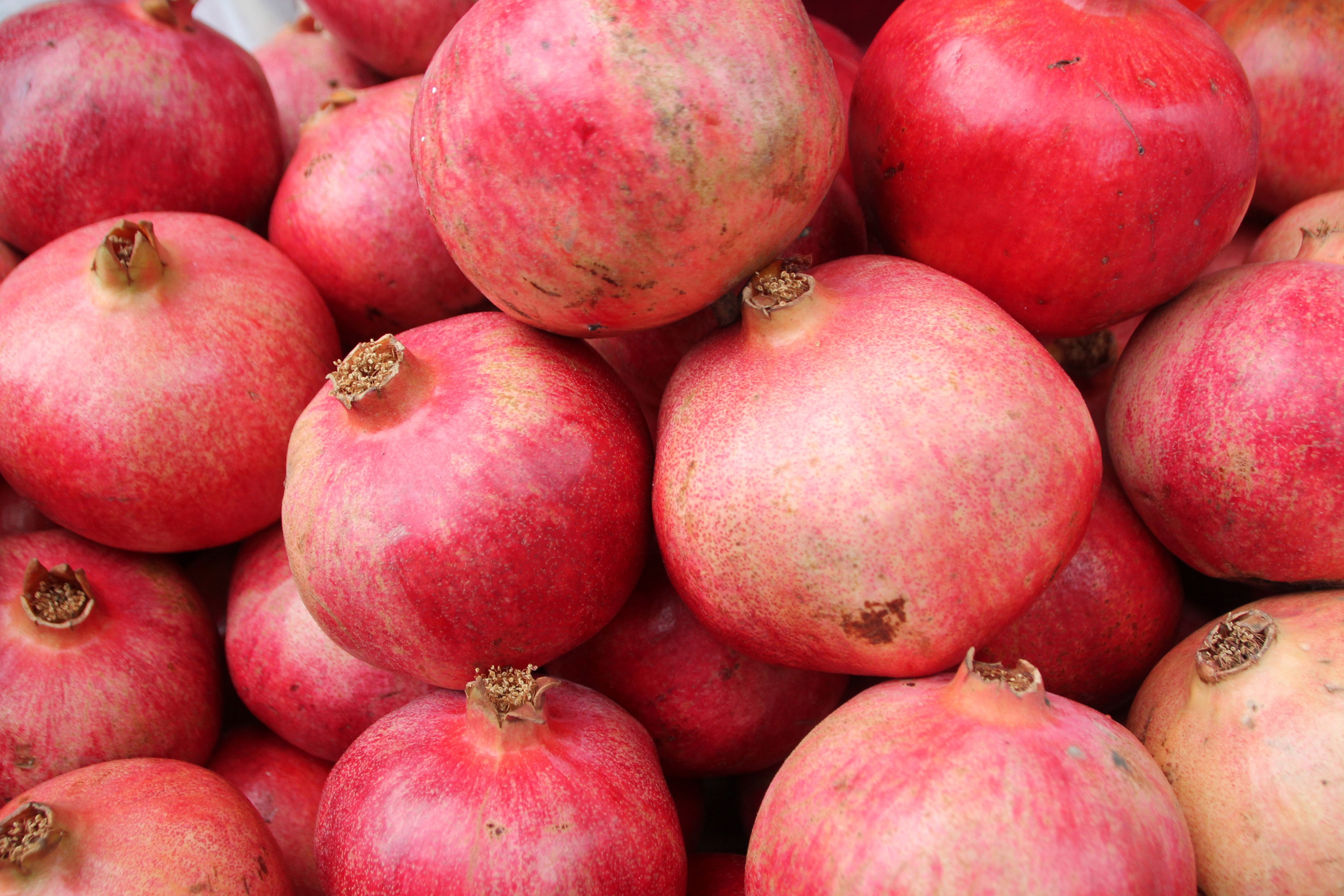 Pomegranates closeup HD Wallpaper
