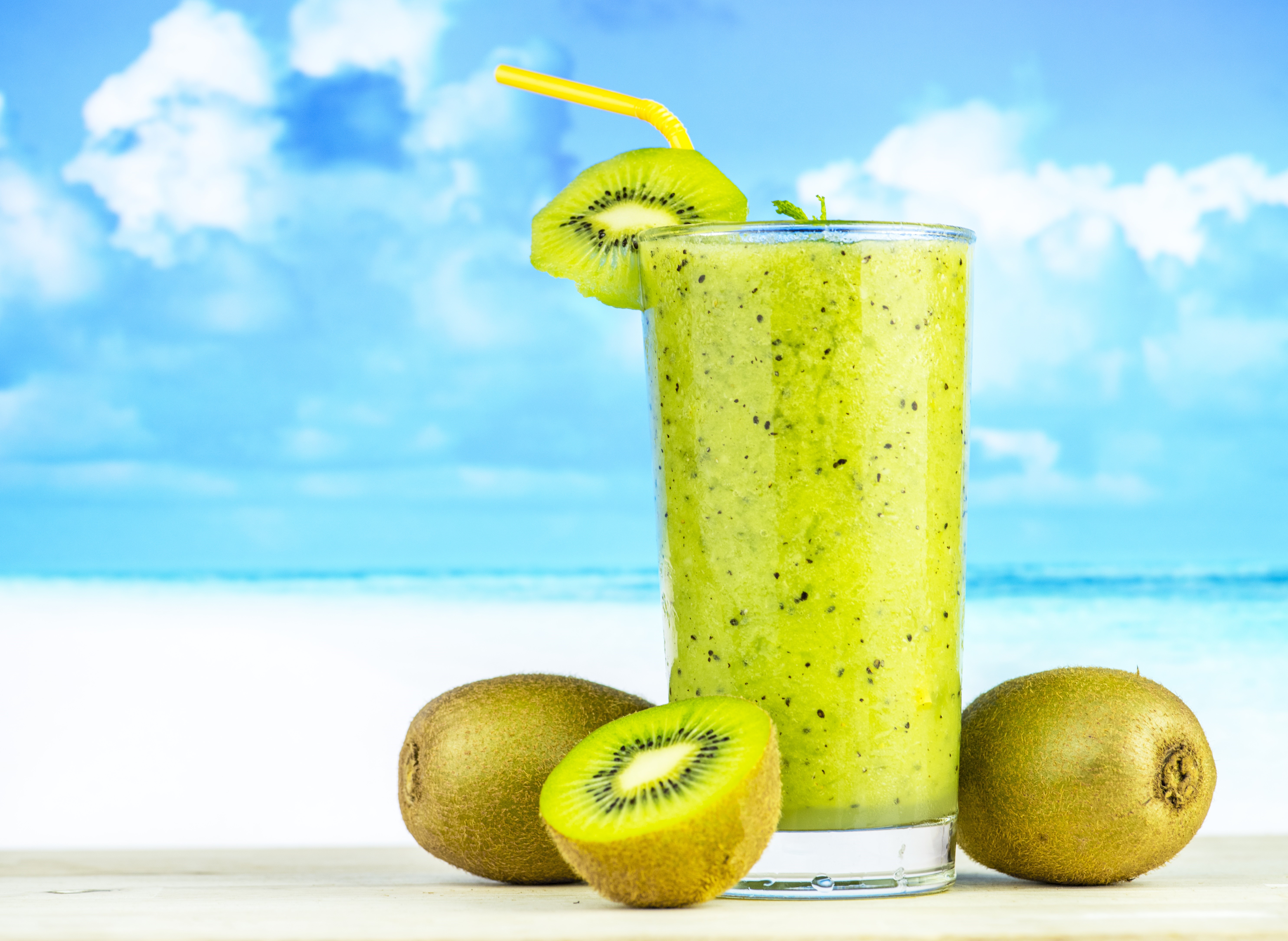 Kiwi smoothie in a highball glass with kiwi slices HD Wallpaper