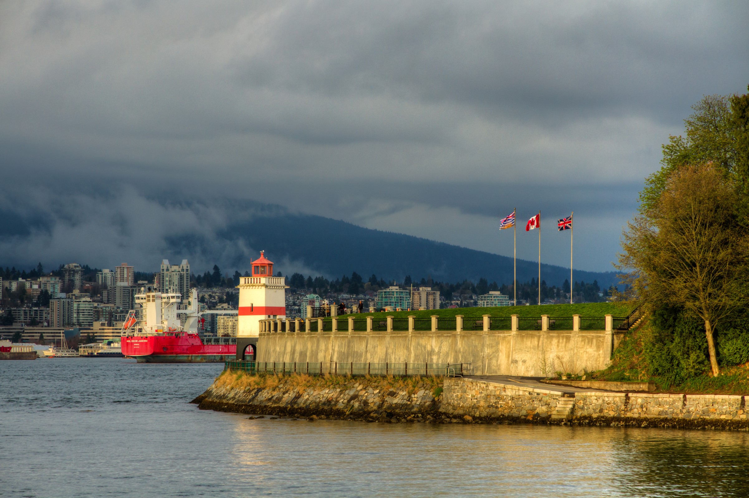 Stanley Park Lighthouse and Vancouver Skyline HD Wallpaper