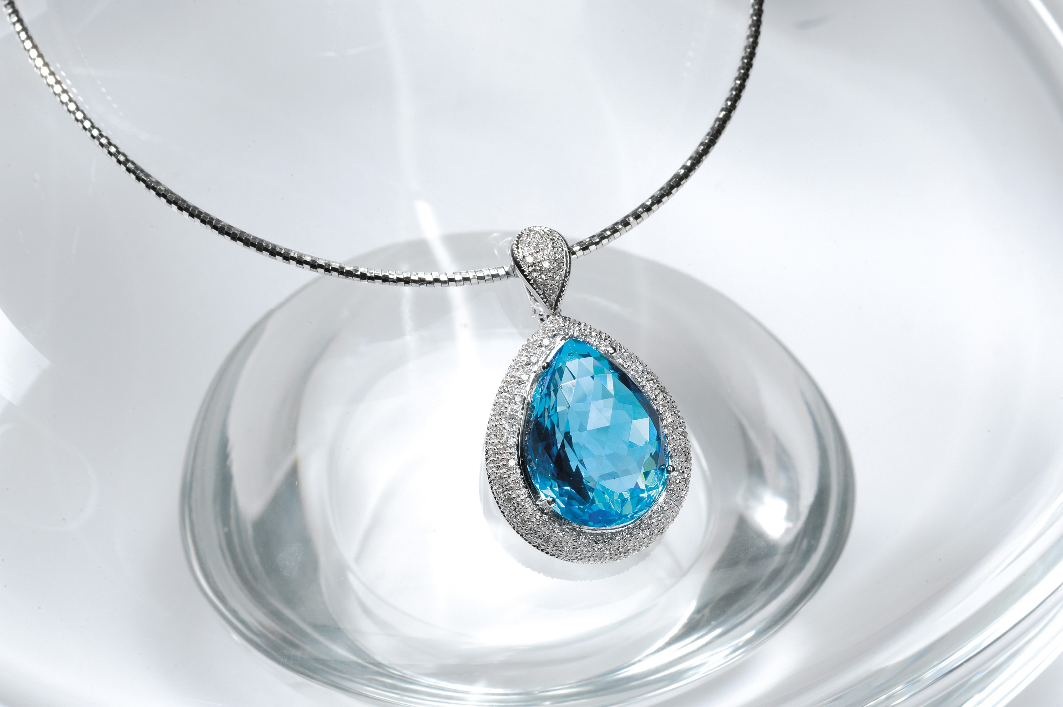 Pear-shaped blue topaz pendant necklace with diamonds HD Wallpaper