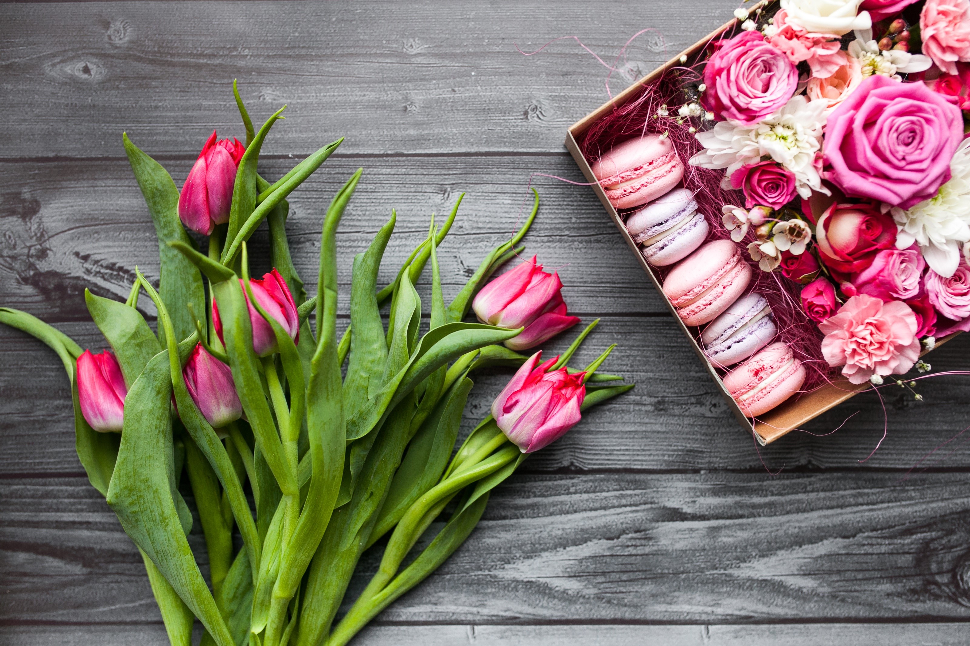 Pink tulips and macarons in a box with flowers HD Wallpaper