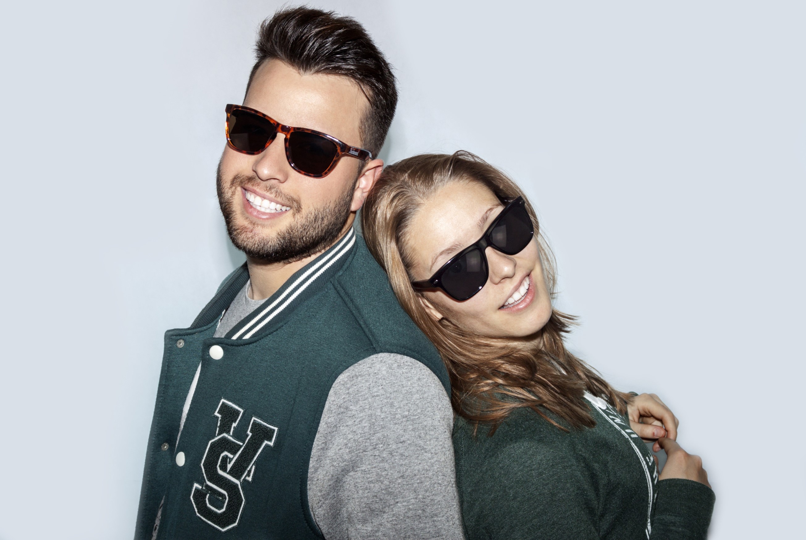 Man and woman wearing sunglasses and jackets HD Wallpaper
