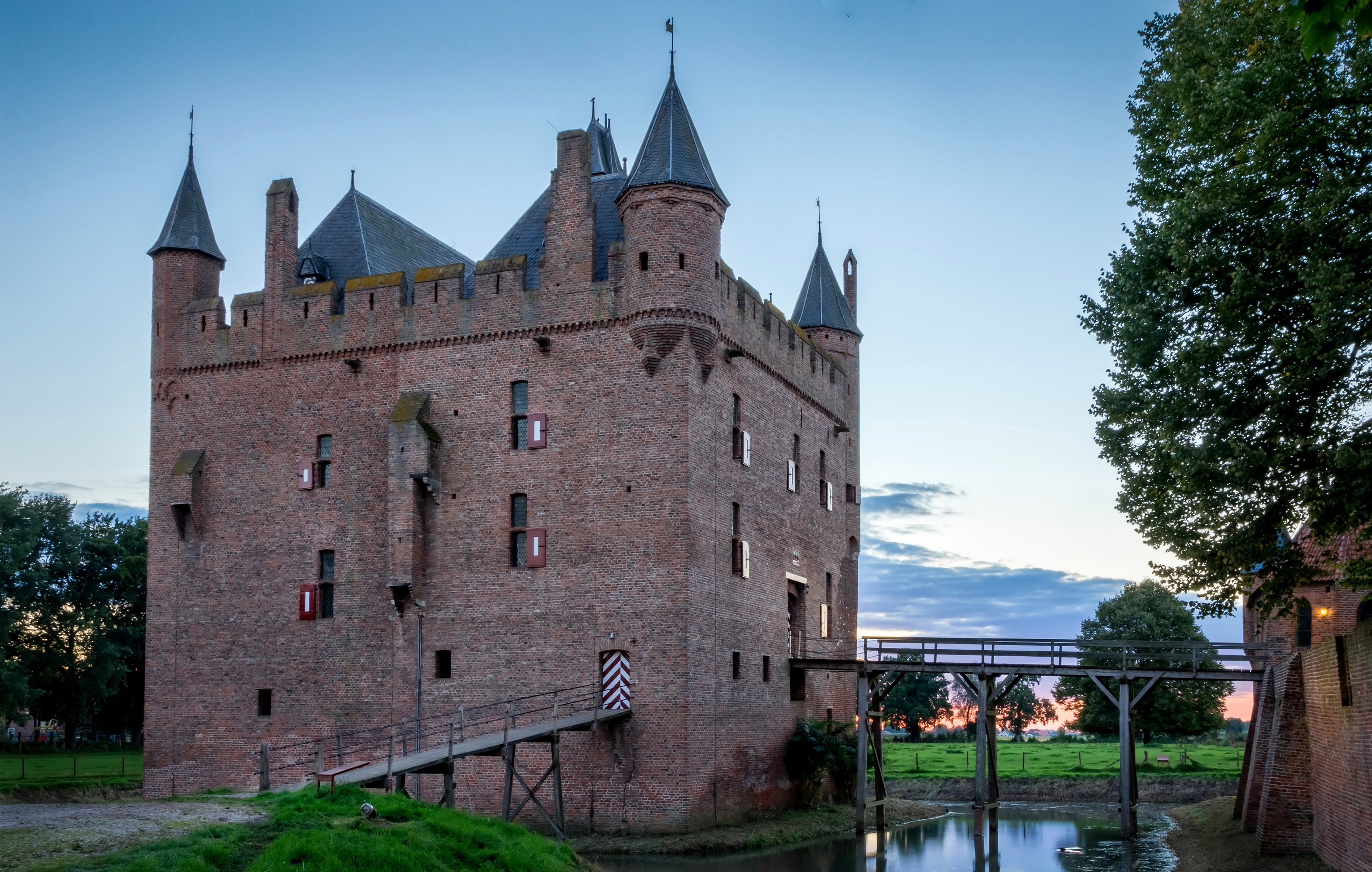 Doornenburg Castle with bridges in the Netherlands HD Wallpaper