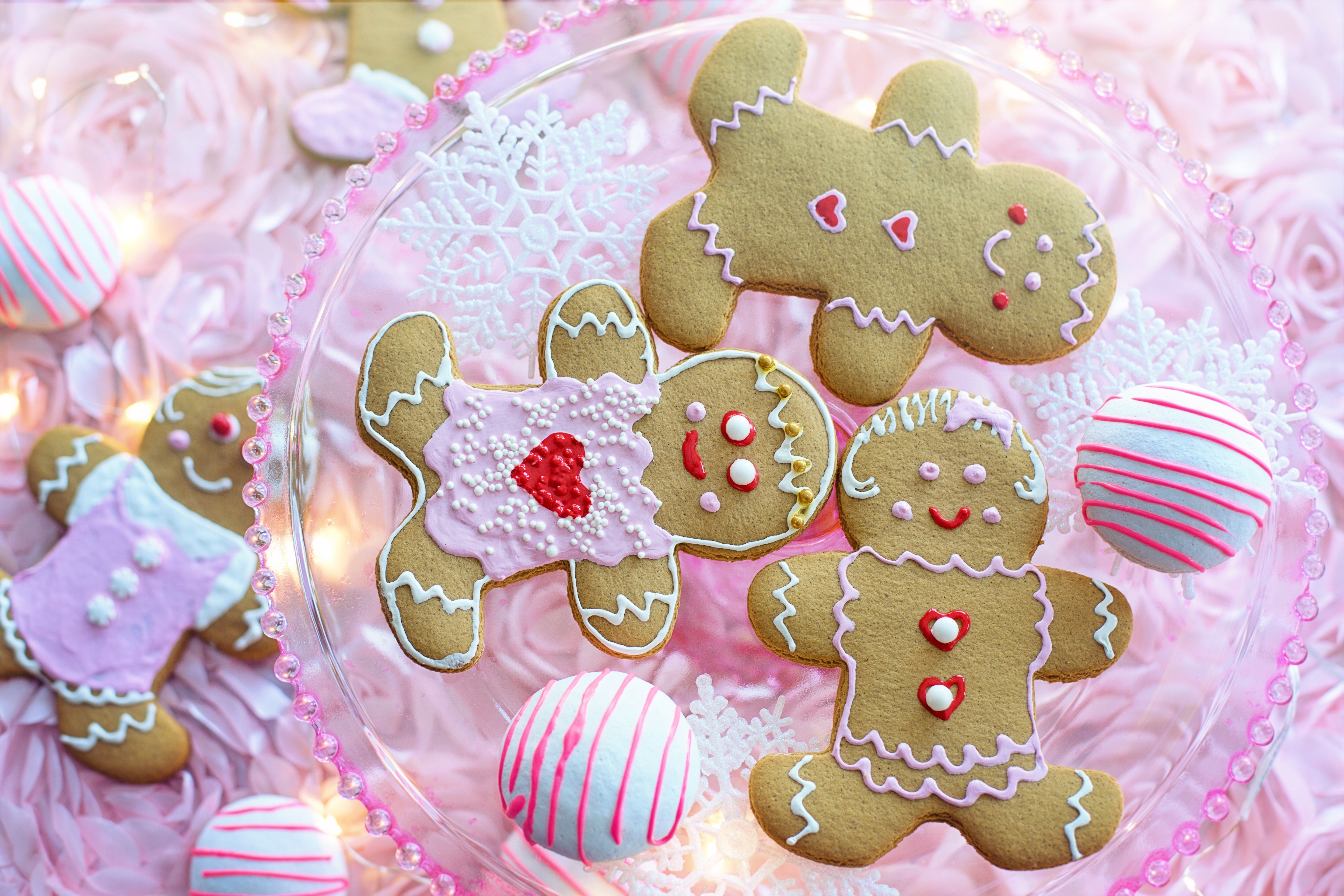 Gingerbread cookies with pink icing and snowflakes HD Wallpaper