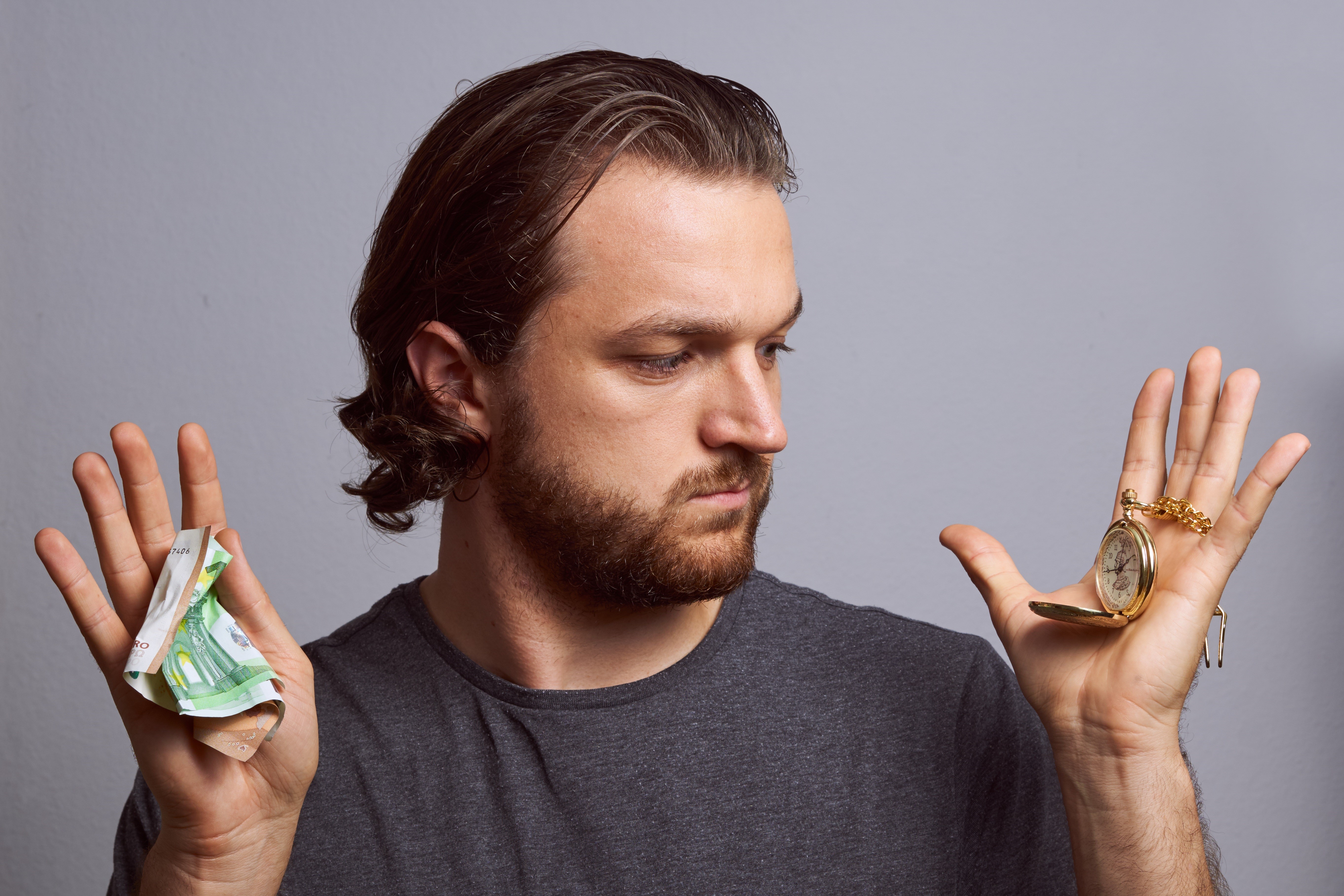 Man holding money and pocket watch HD Wallpaper