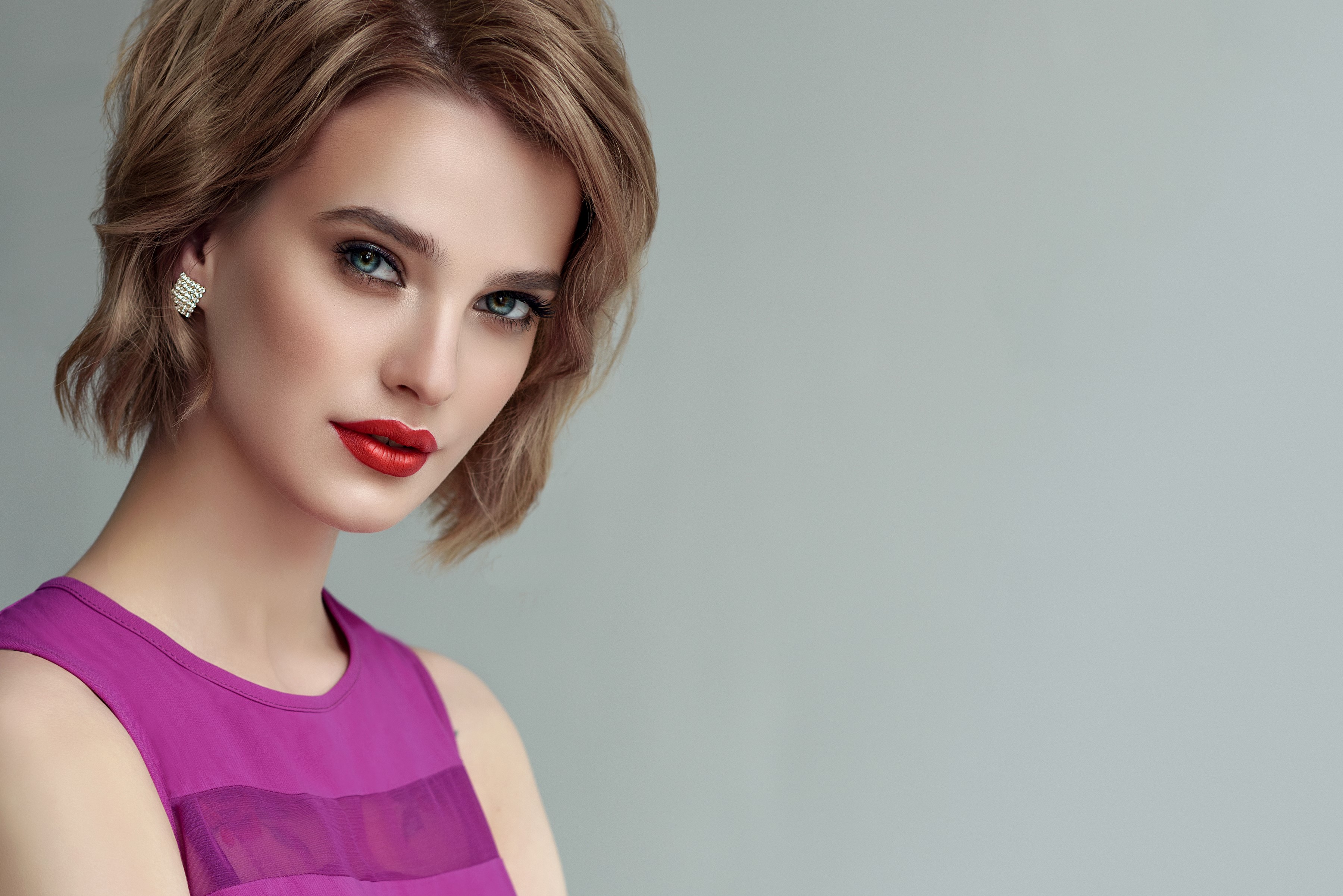 Woman with blonde hair and red lipstick HD Wallpaper