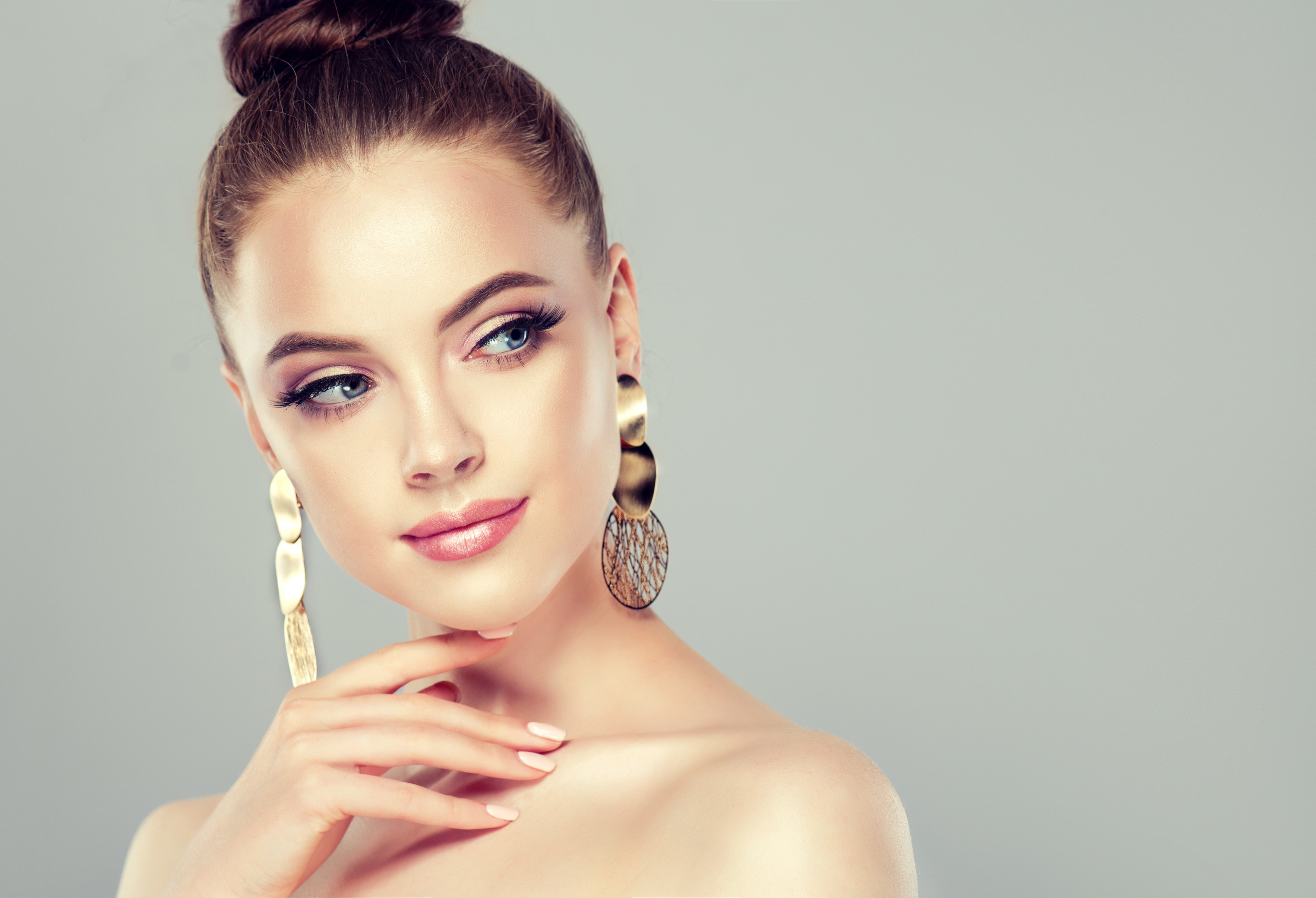 Woman with brown hair and gold earrings HD Wallpaper