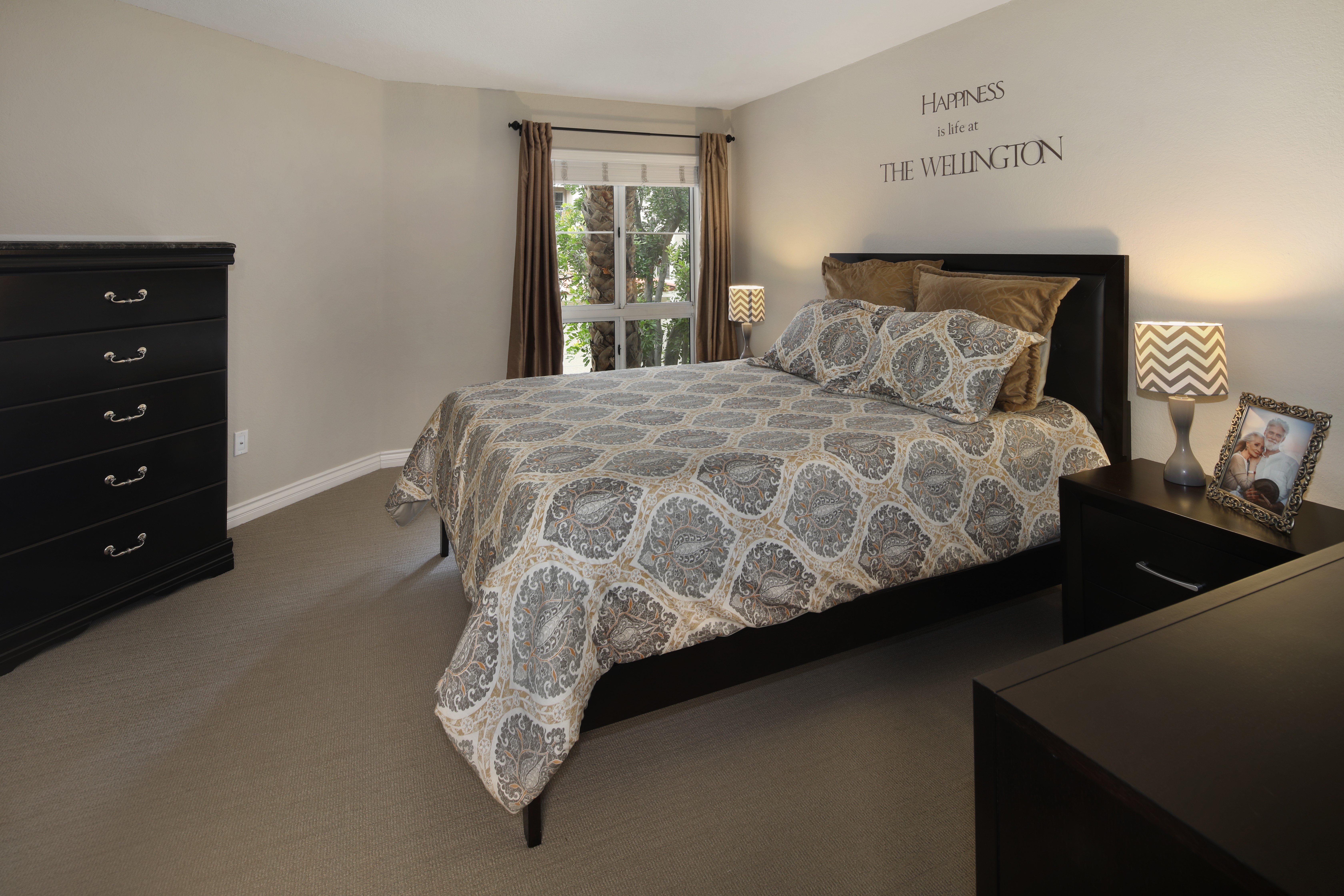 Bedroom with dresser, bed, and nightstand HD Wallpaper