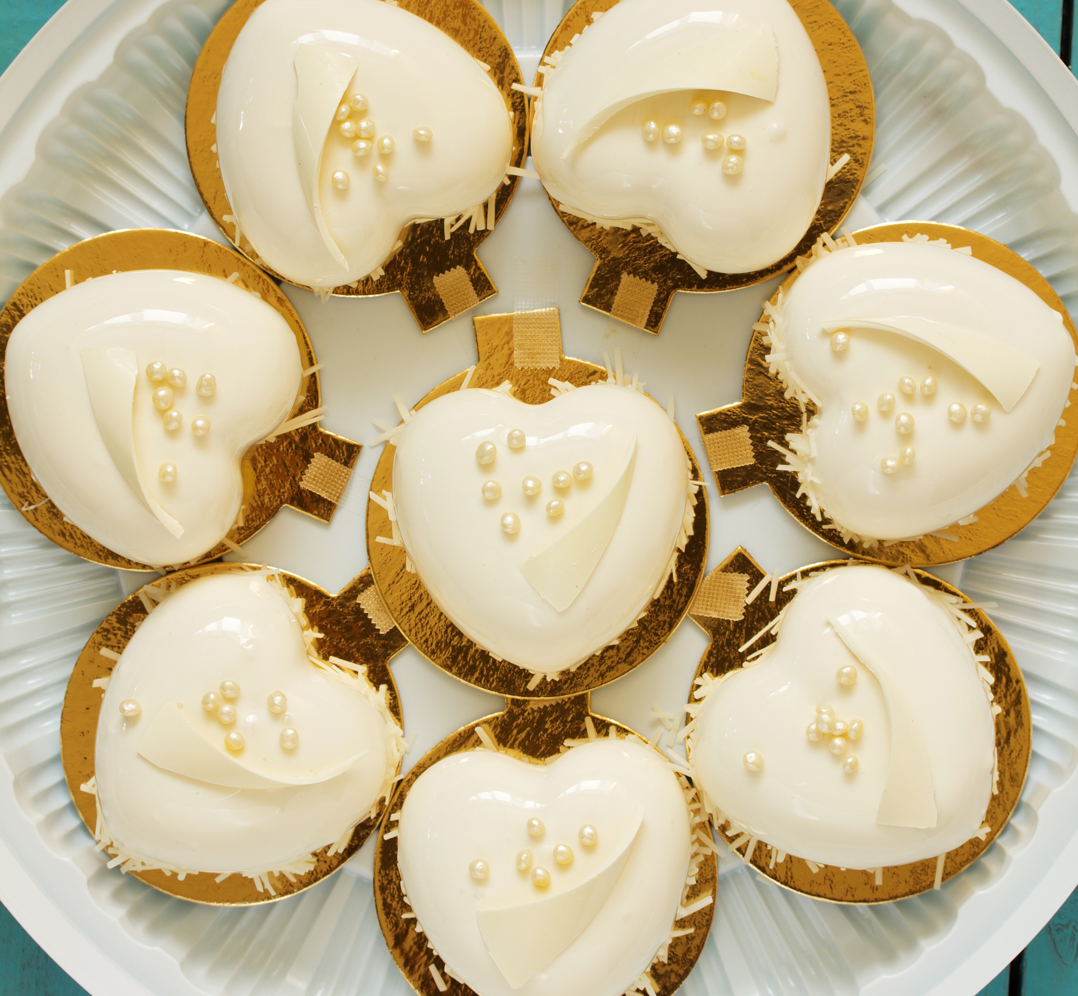 Heart-shaped white cakes with pearls and chocolate HD Wallpaper