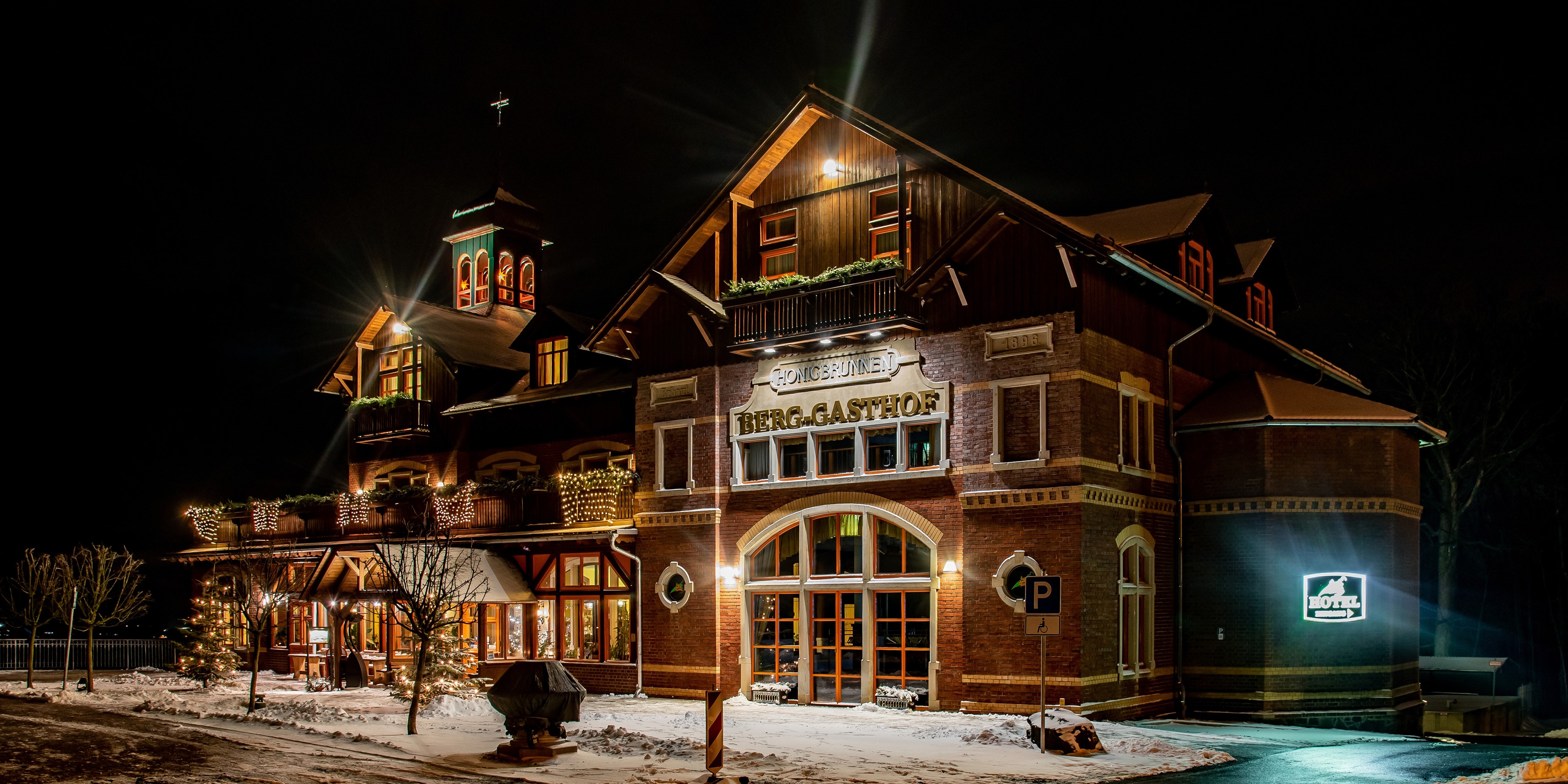 Gasthof Honigbrunnen Loebau Germany at Night in Winter HD Wallpaper