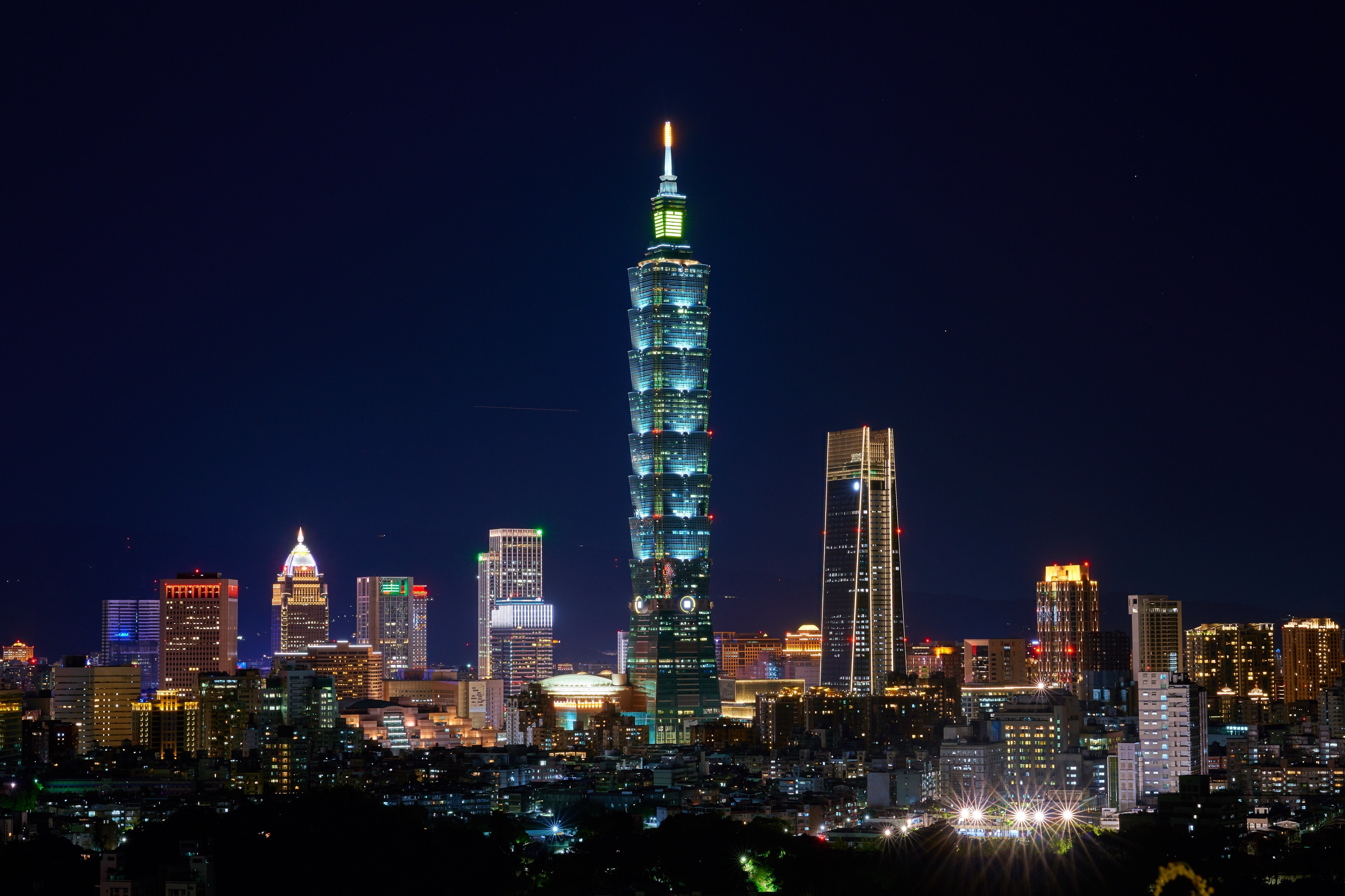 Taipei 101 and skyscrapers at night, Taiwan HD Wallpaper