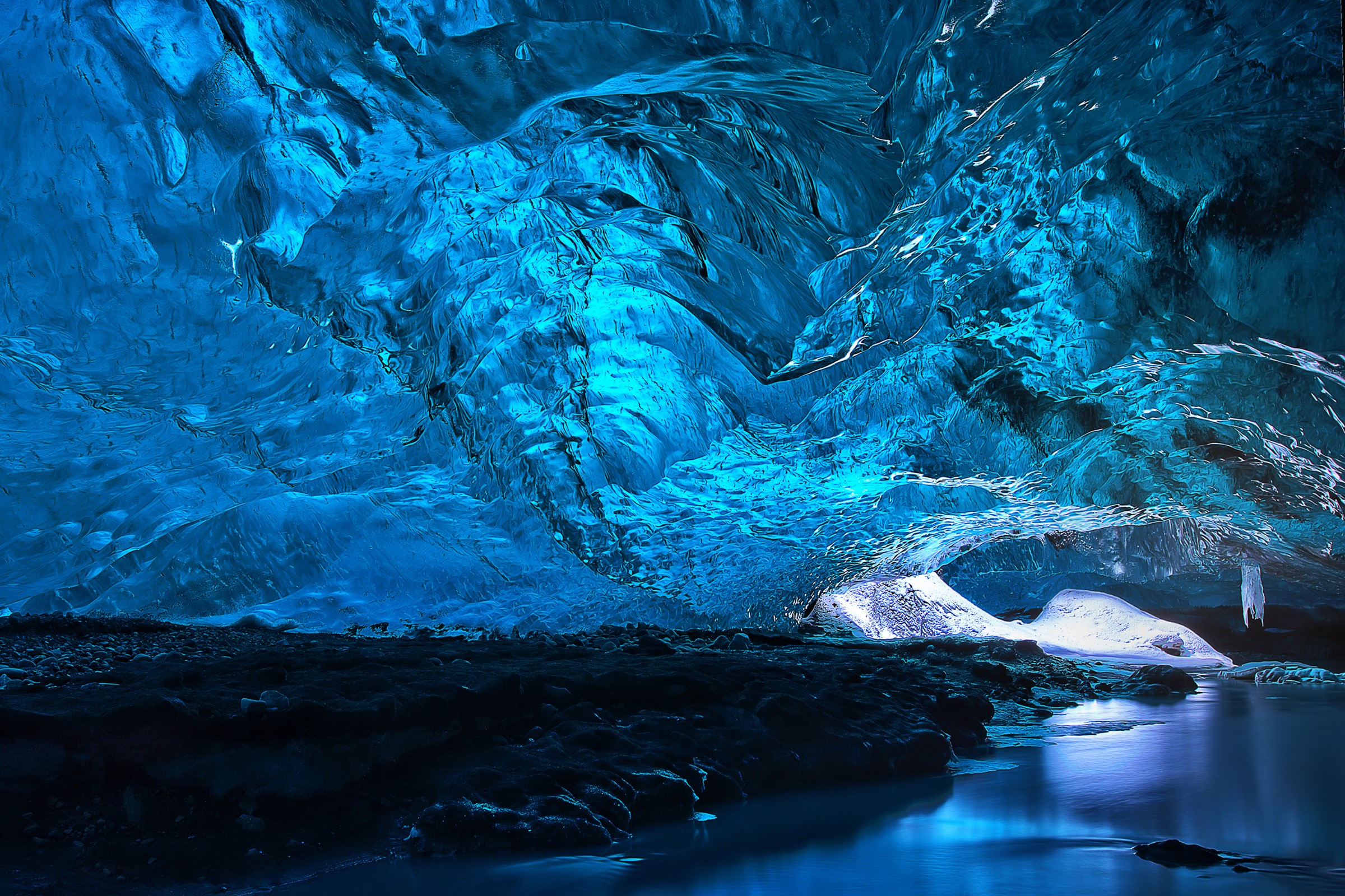 Ice cave in Vatnajokull National Park, Iceland HD Wallpaper