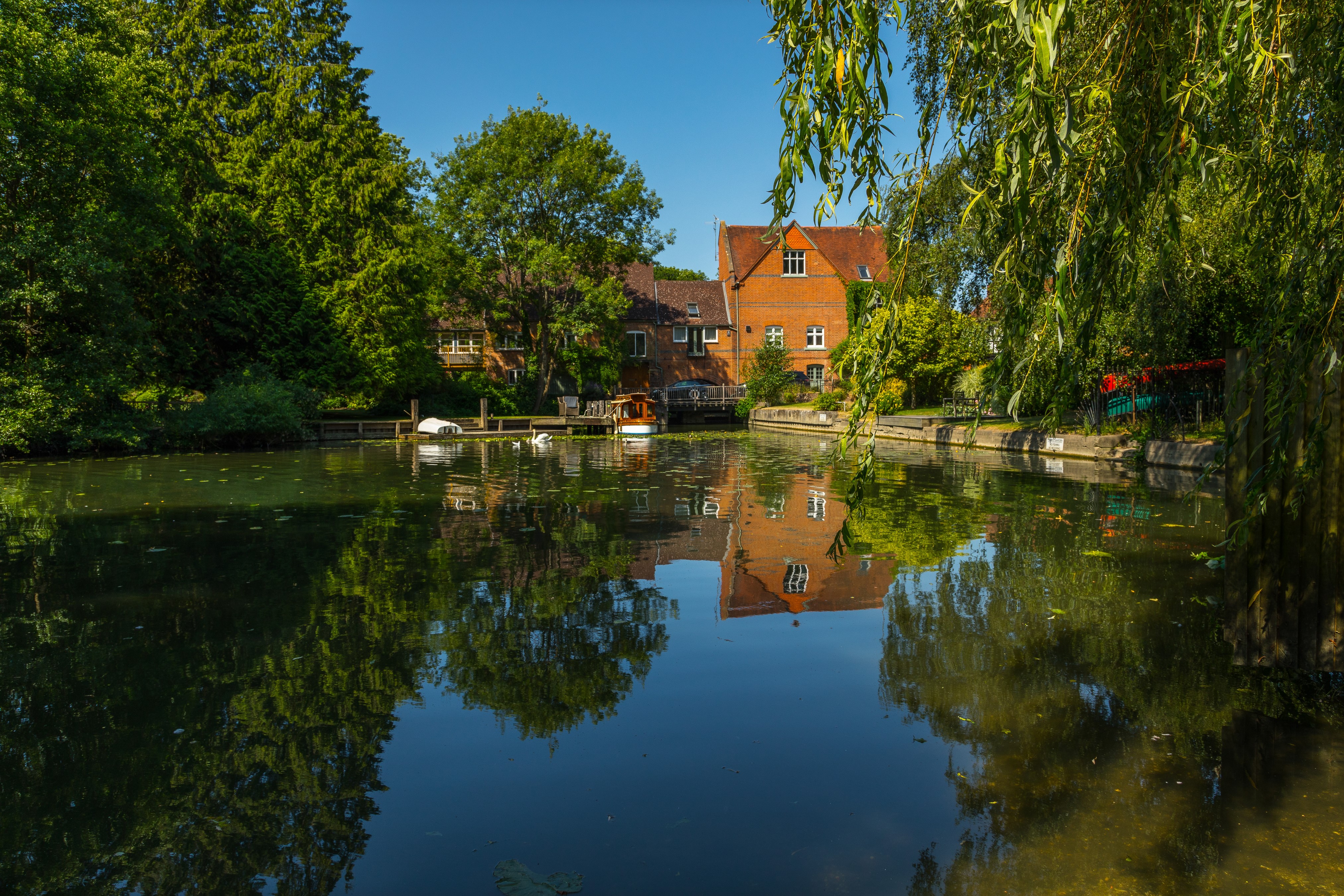 River with Mill and Swans in Whitchurch, England HD Wallpaper