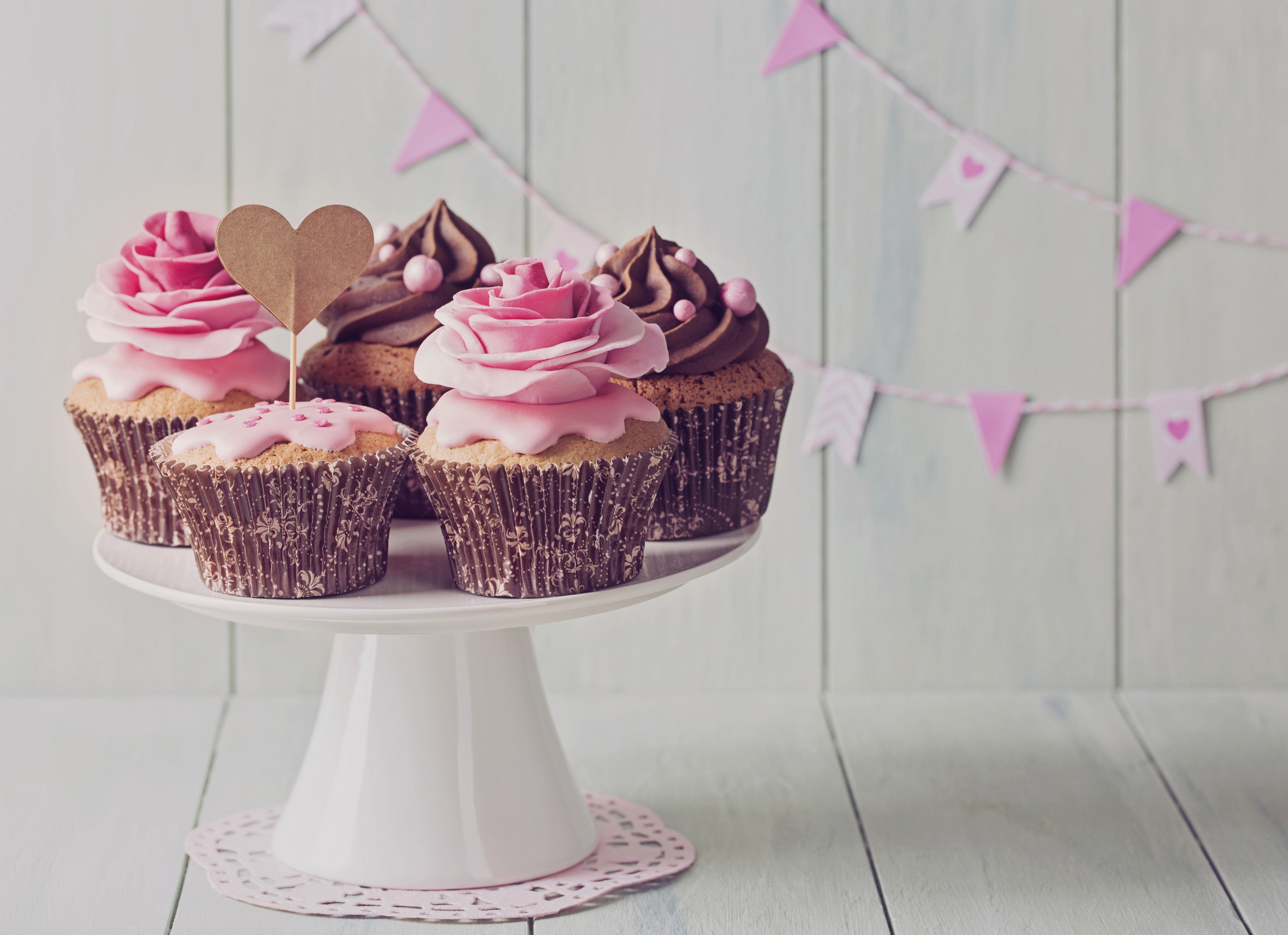 Cupcakes with Roses and Heart on Cake Stand HD Wallpaper
