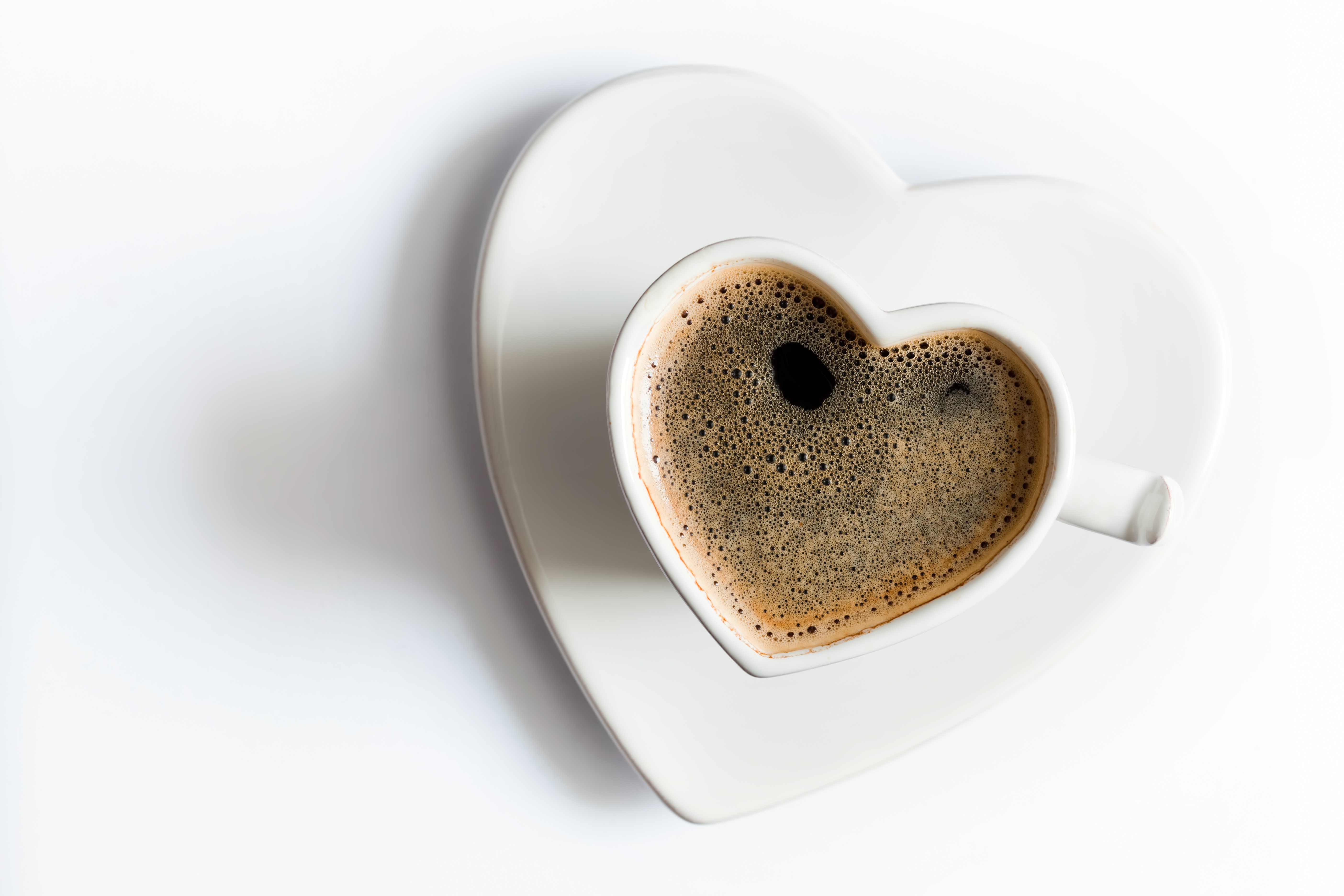 Heart-shaped coffee cup on a saucer HD Wallpaper