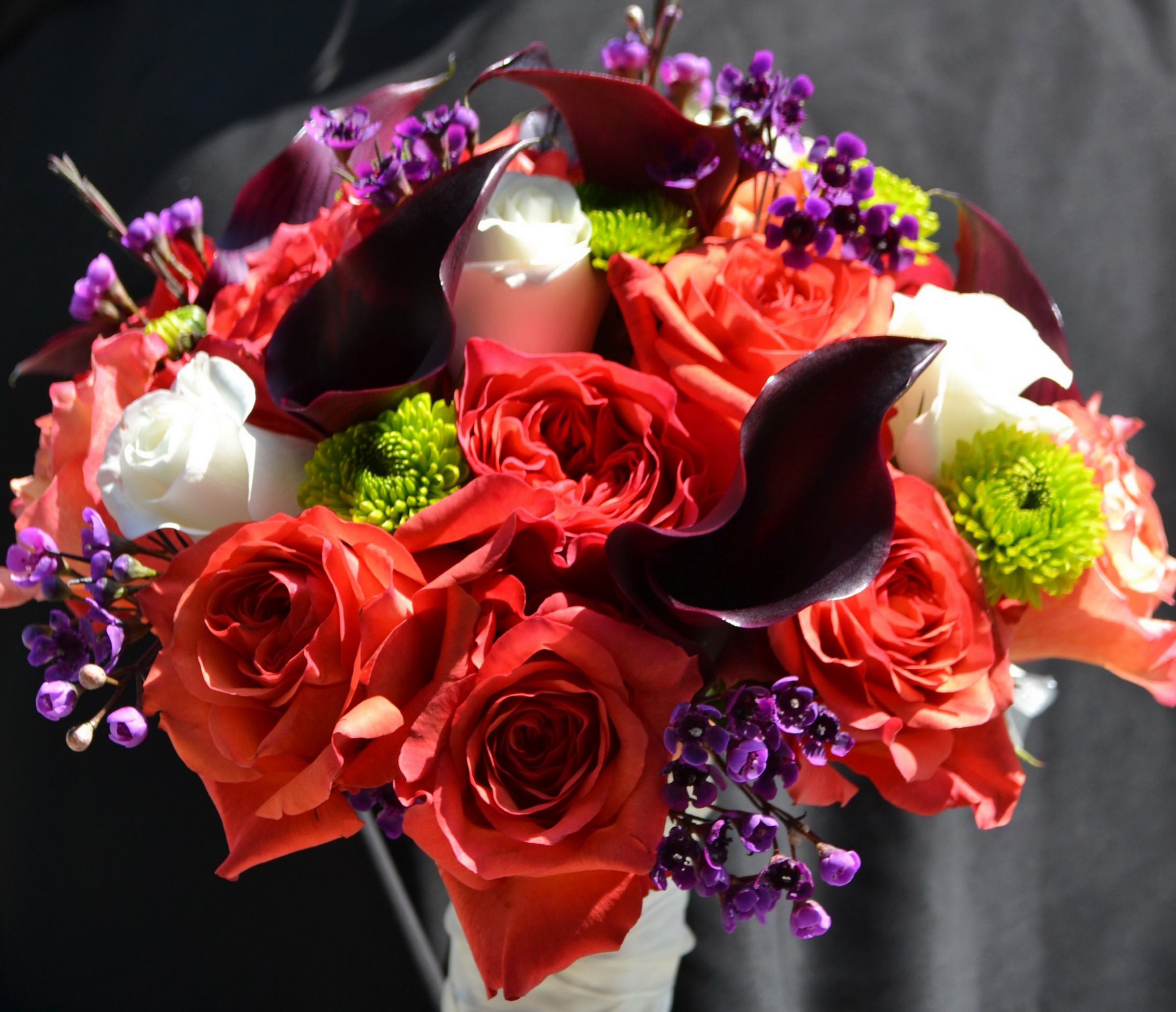 Wedding bouquet with roses and calla lilies HD Wallpaper