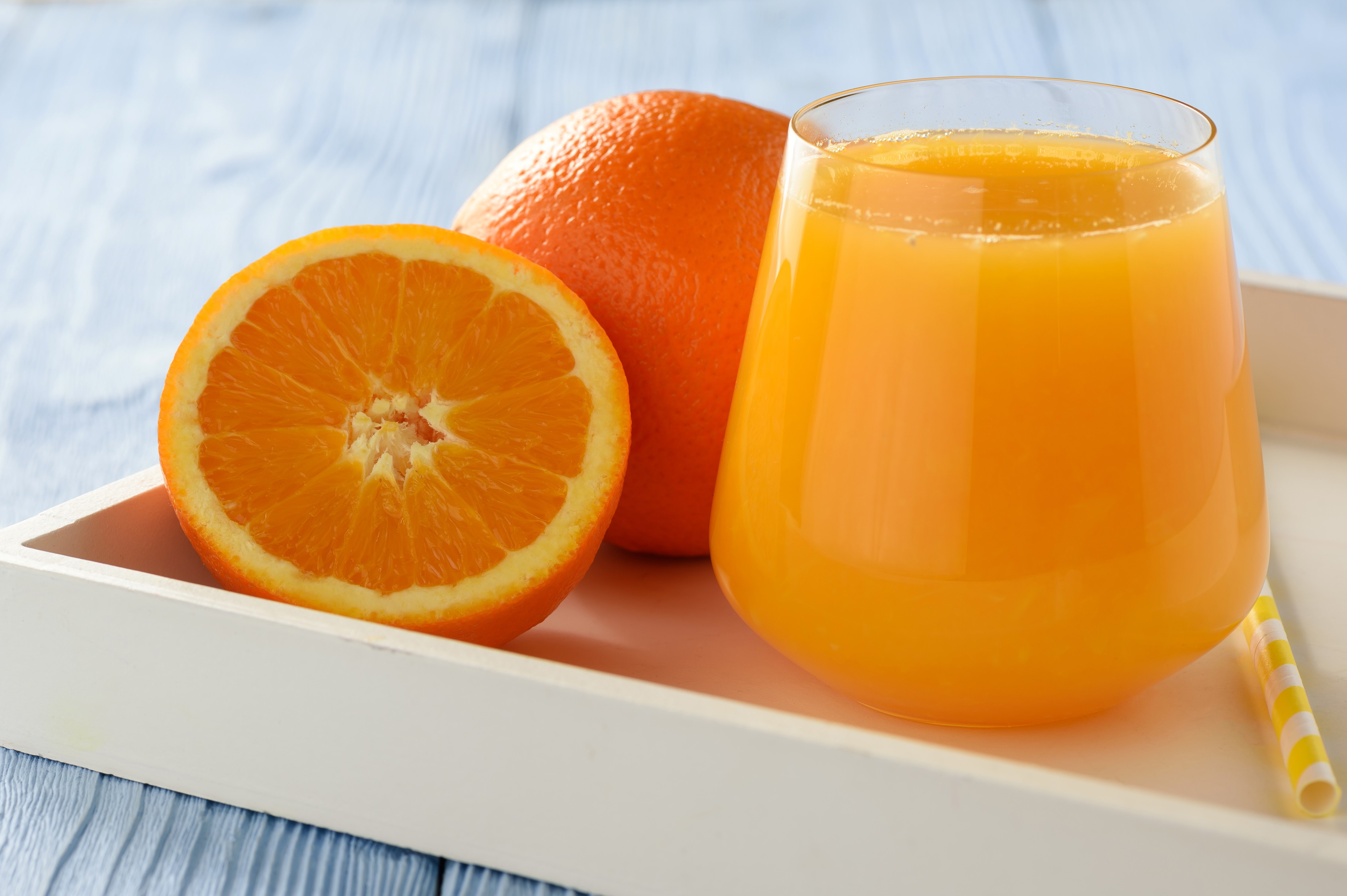 Orange juice with oranges on a tray HD Wallpaper