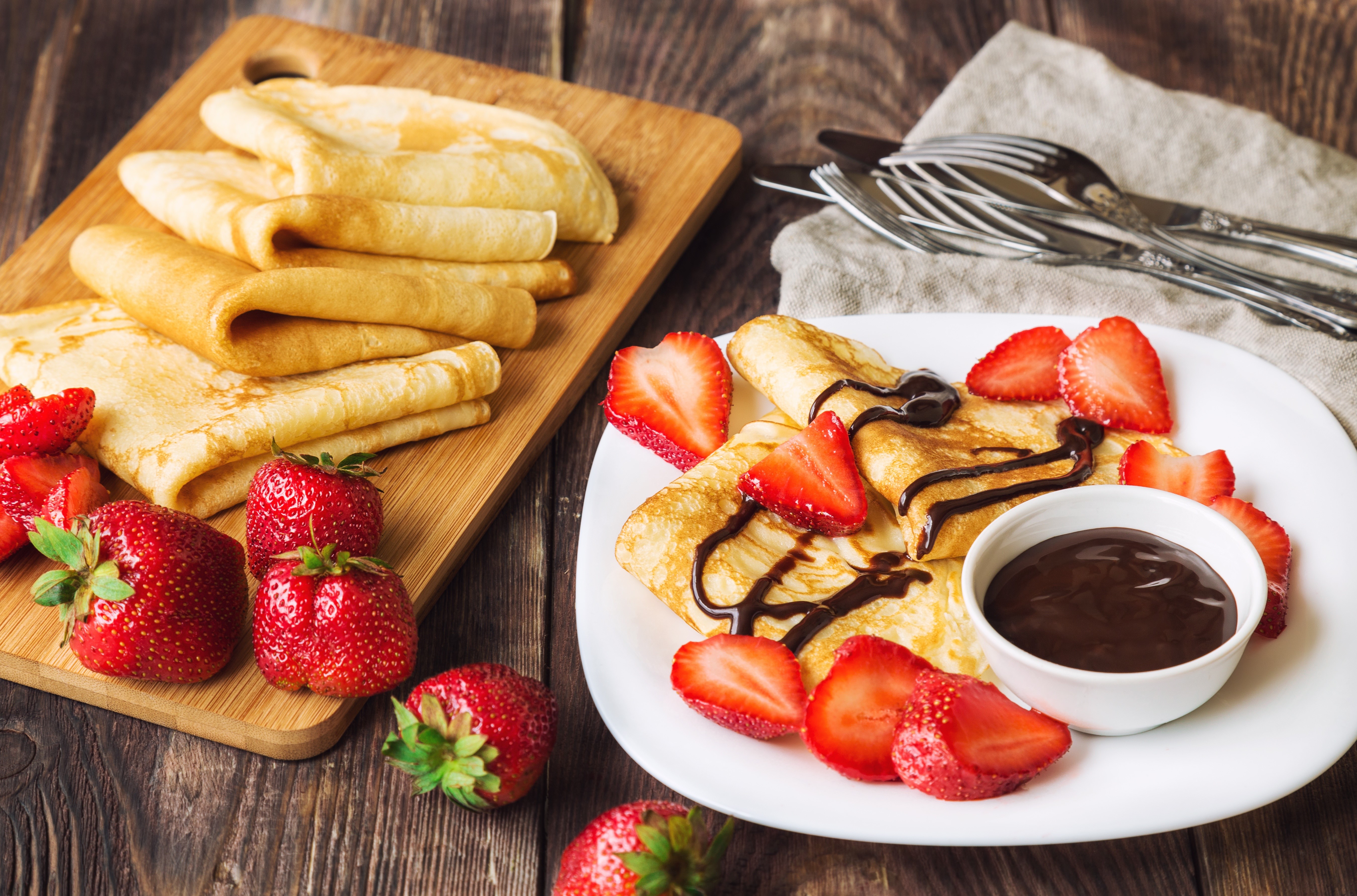 Pancakes with Strawberries and Chocolate Sauce HD Wallpaper