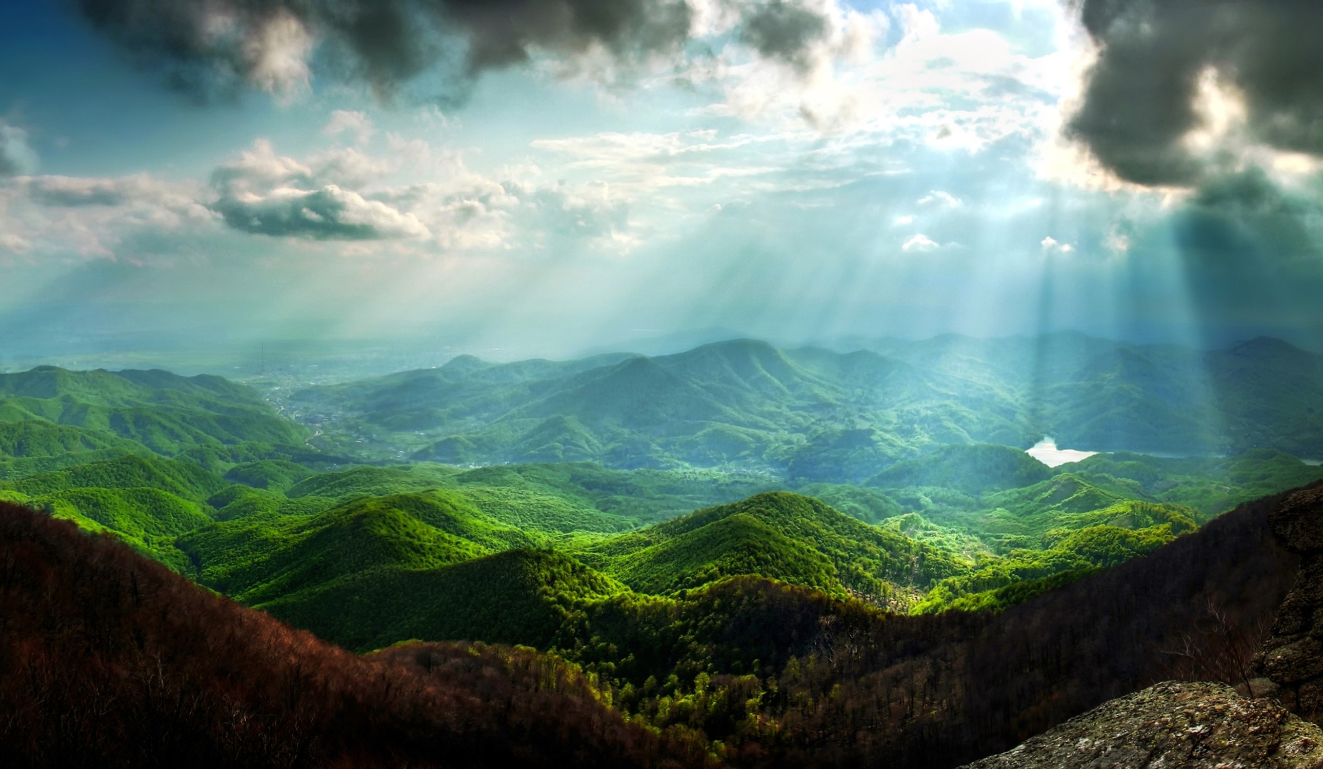 Sunbeams over green mountains and clouds HD Wallpaper
