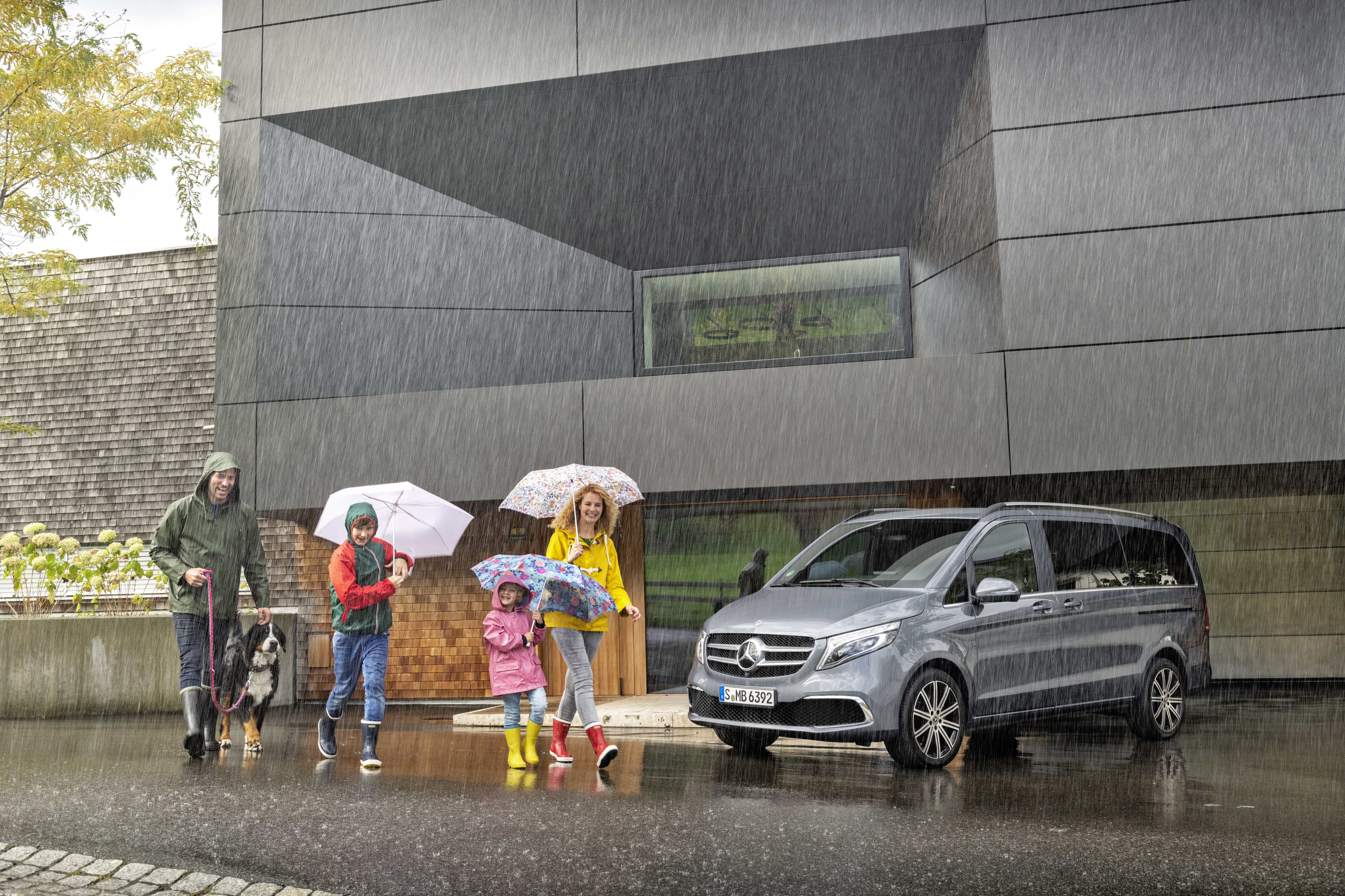 Family and dog with Mercedes-Benz V-Klasse in rain HD Wallpaper