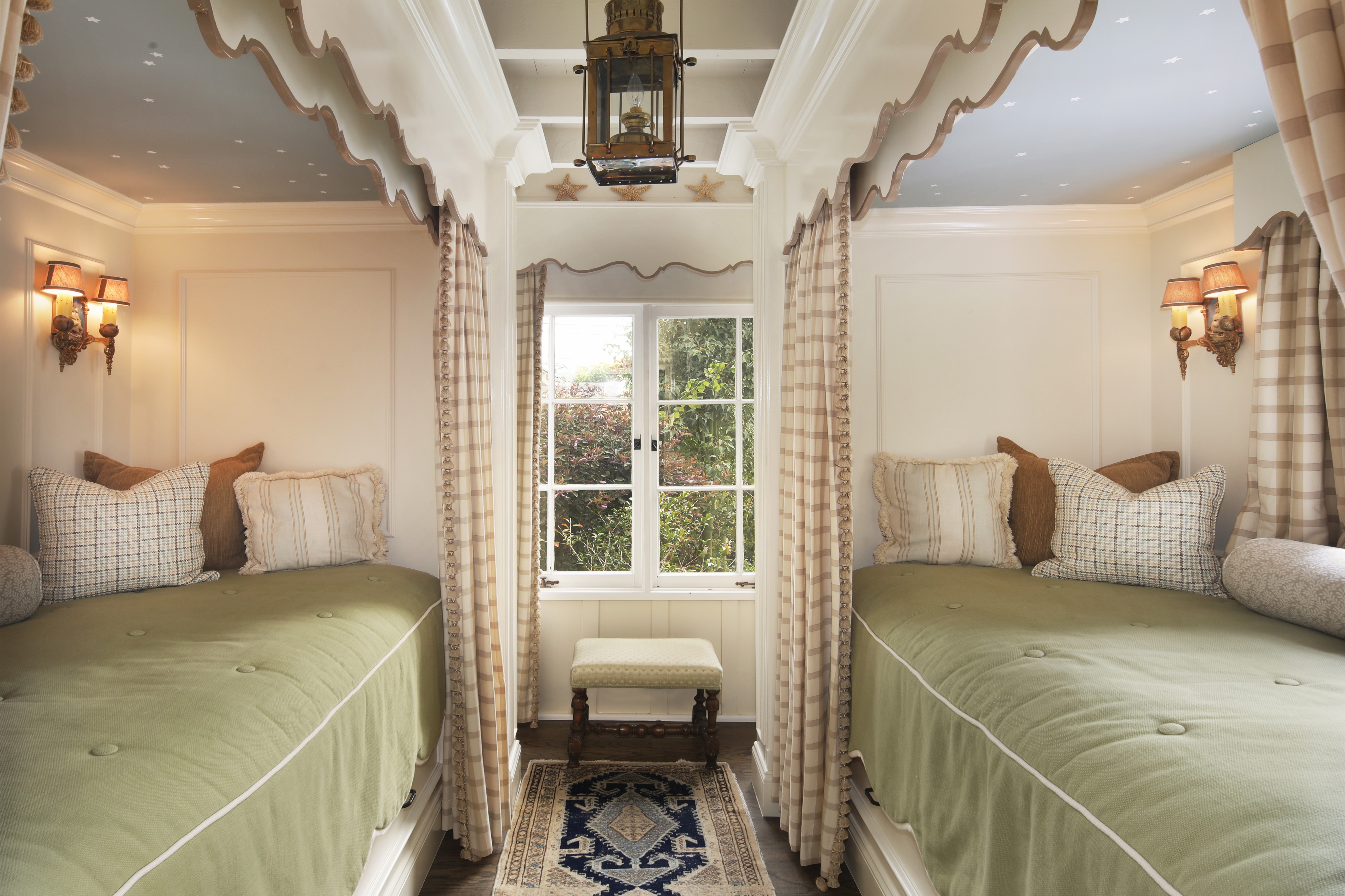 Bedroom with twin beds and window HD Wallpaper