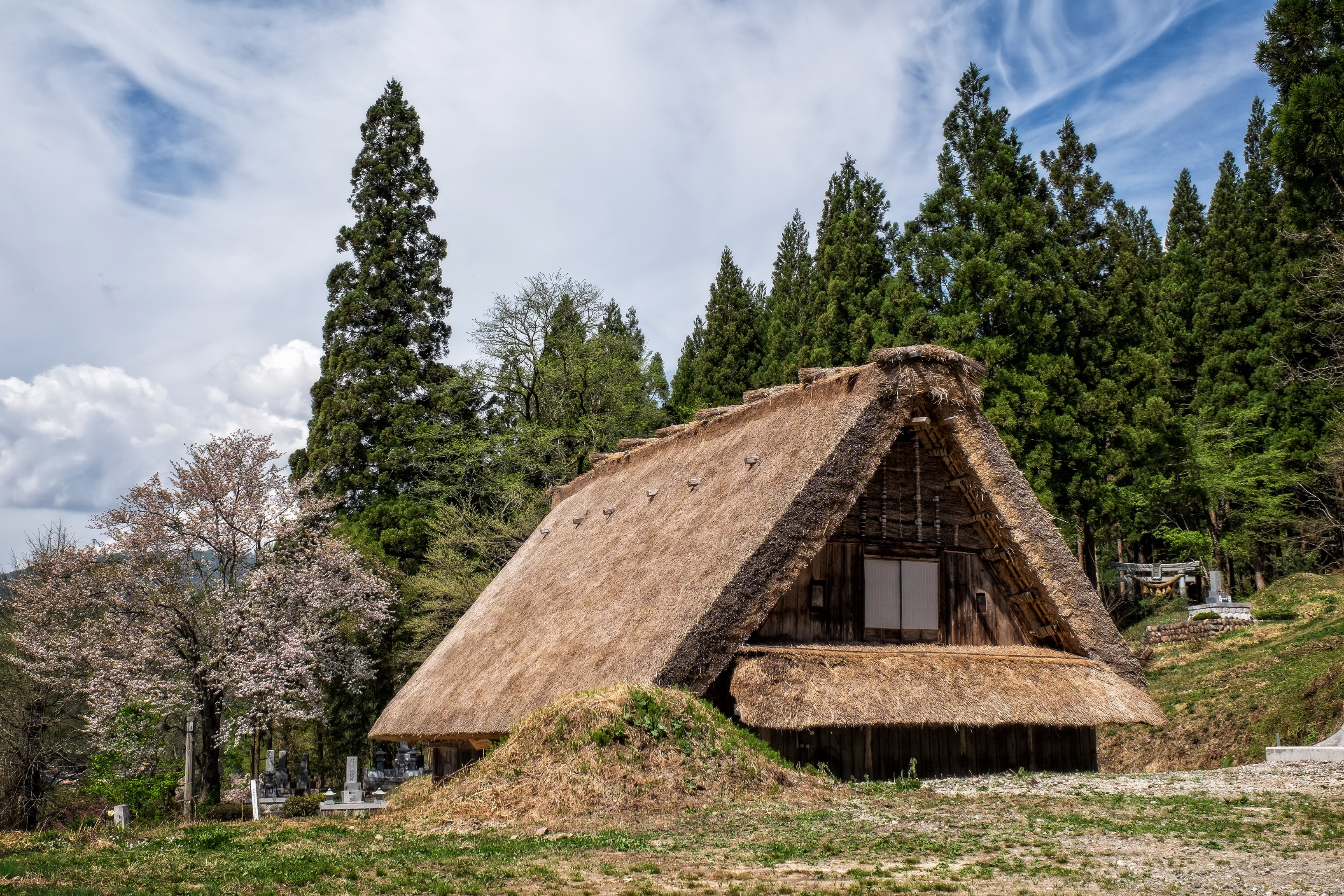 Traditional Gassho-zukuri house in Shirakawa, Japan HD Wallpaper