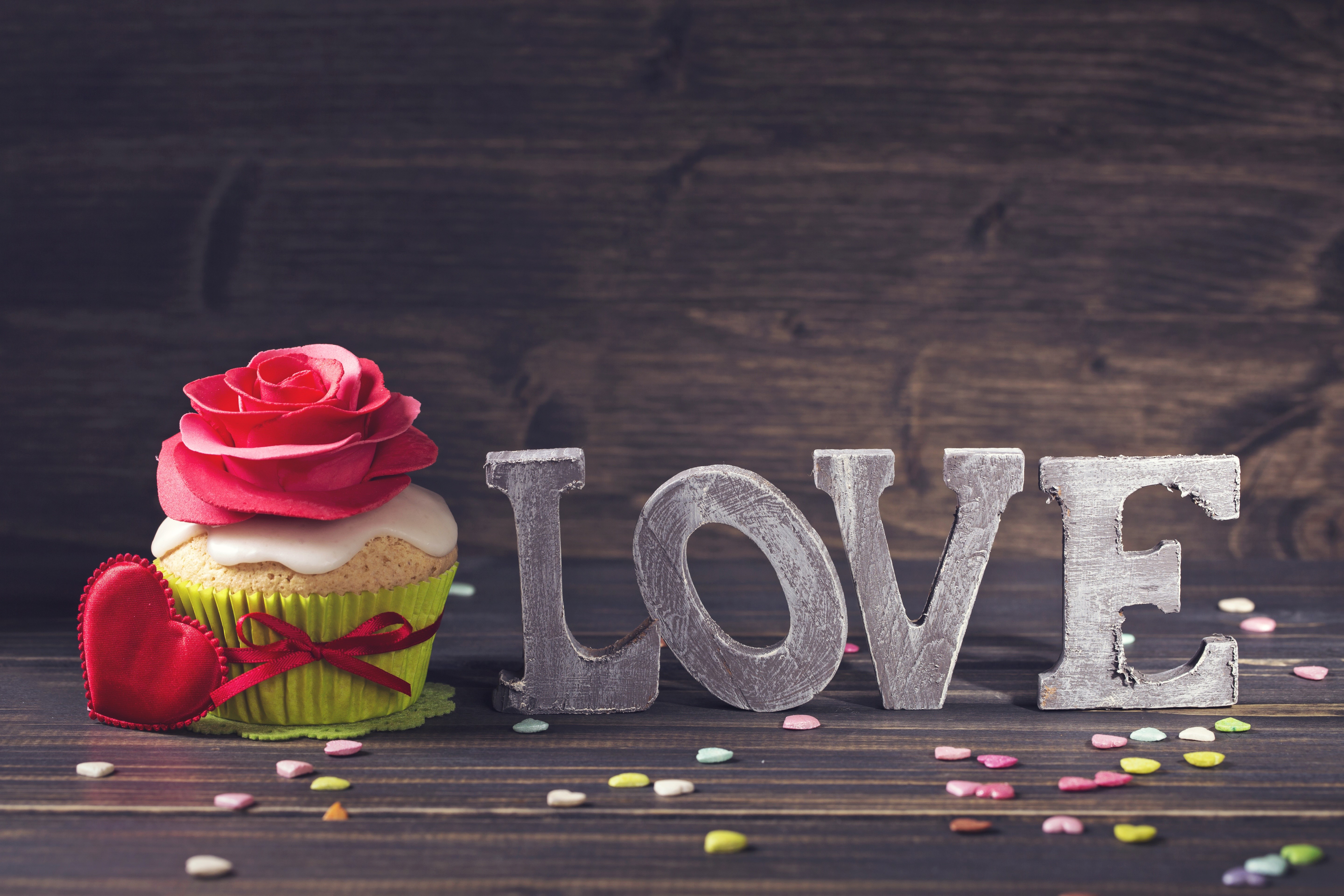 Cupcake with rose and LOVE letters for Valentine's Day HD Wallpaper