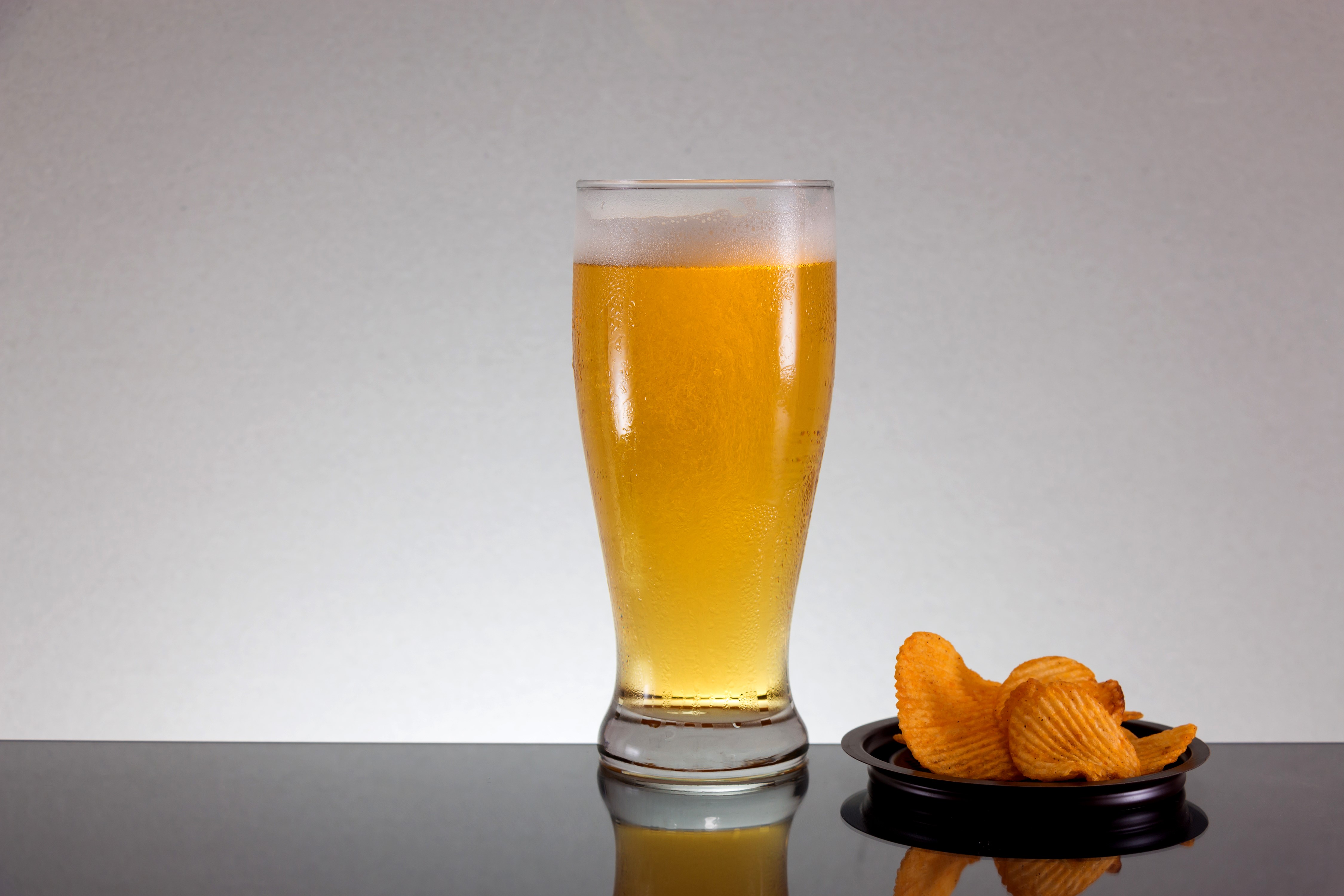 Beer in a highball glass with chips HD Wallpaper