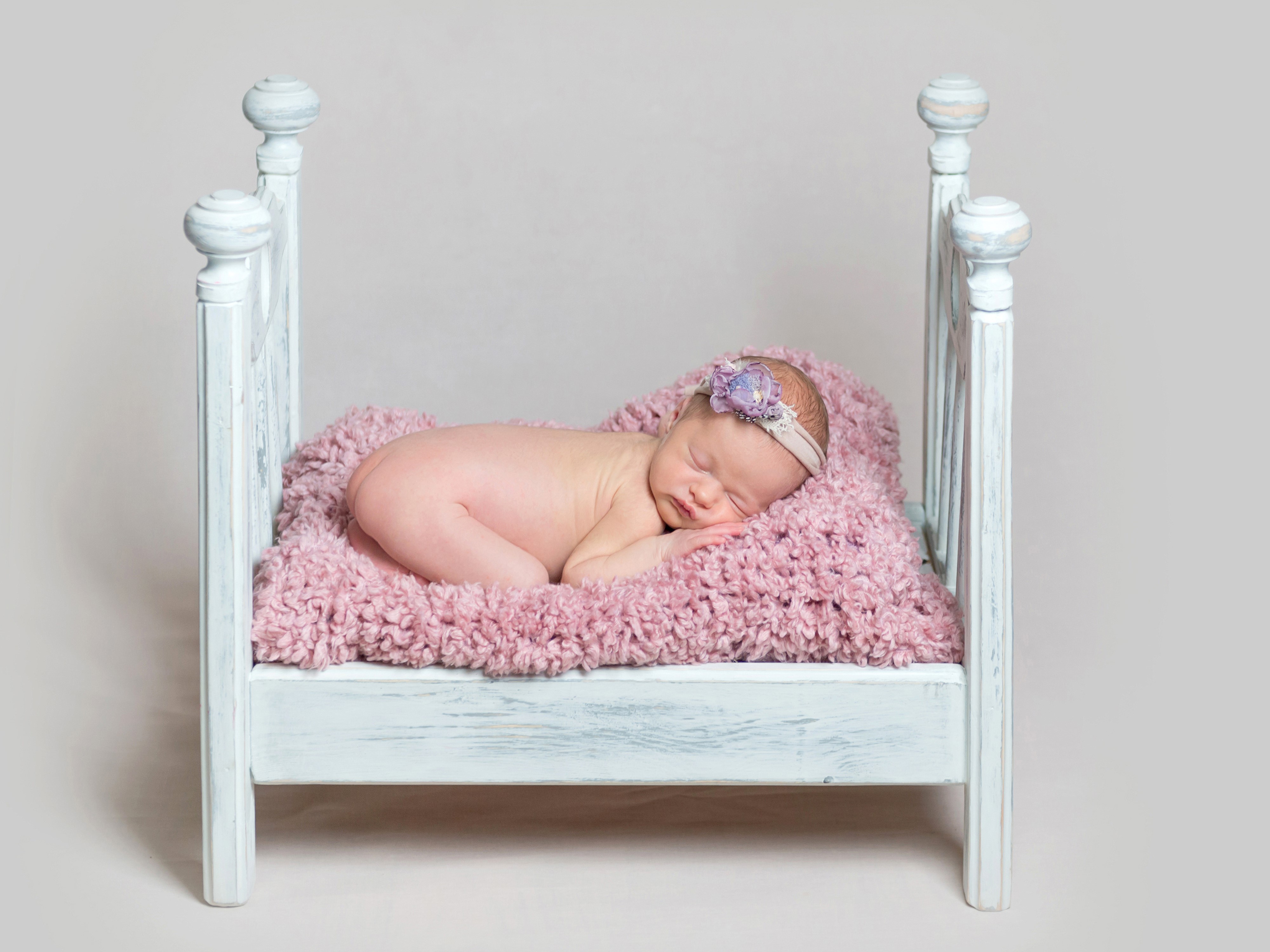 Infant sleeping in a small bed HD Wallpaper