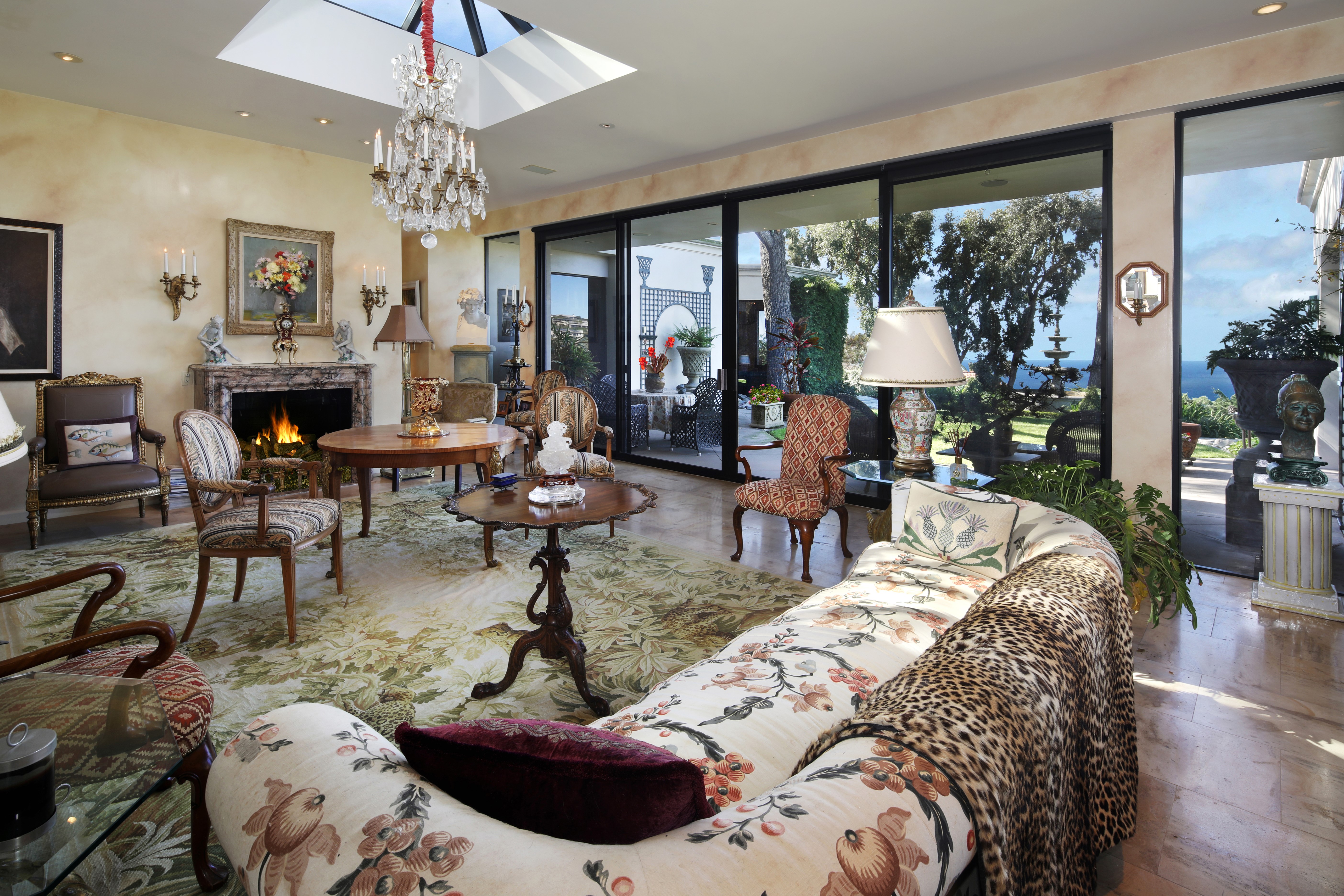 Living room with chandelier and fireplace HD Wallpaper