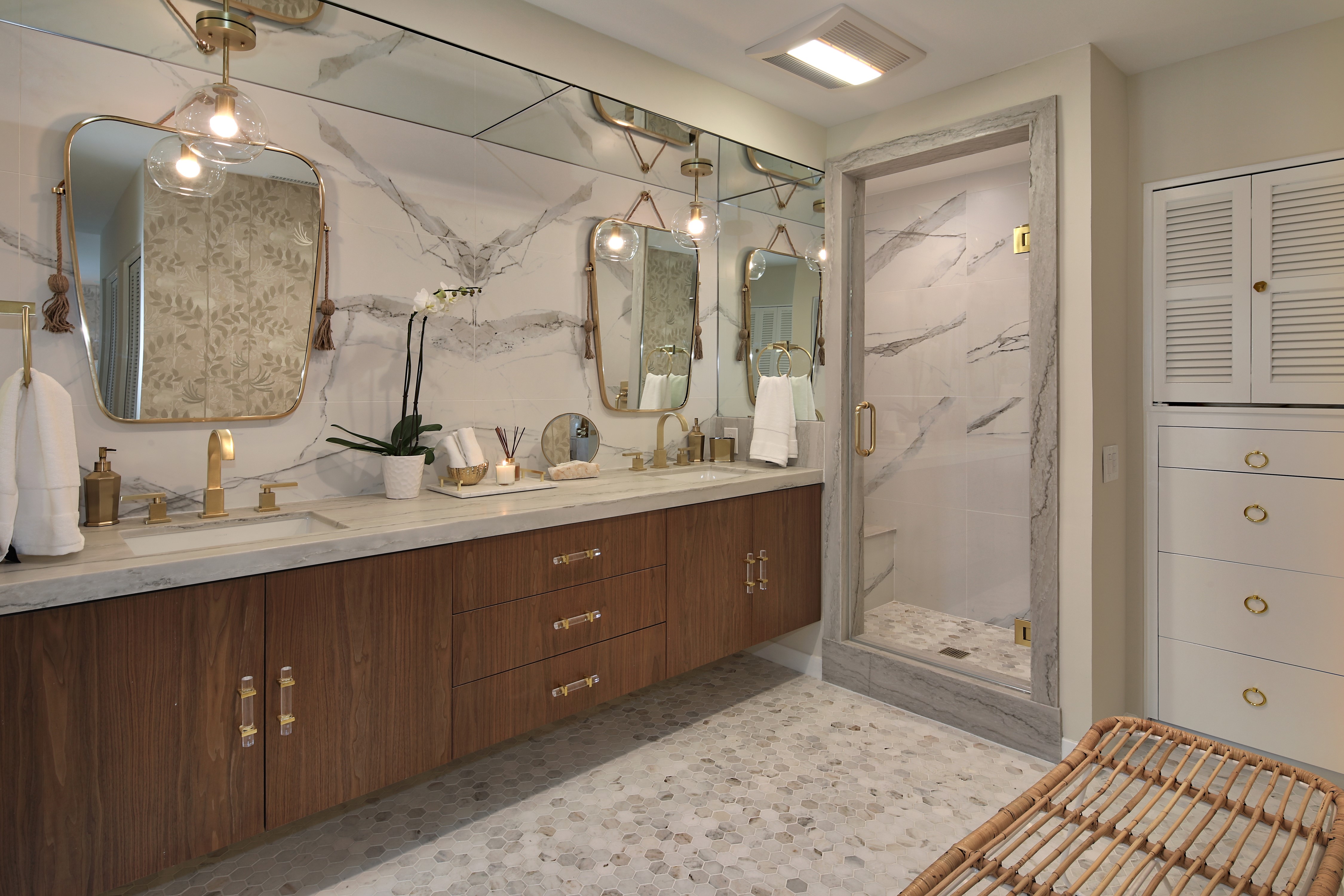 Modern Bathroom with Marble and Wood Vanity HD Wallpaper