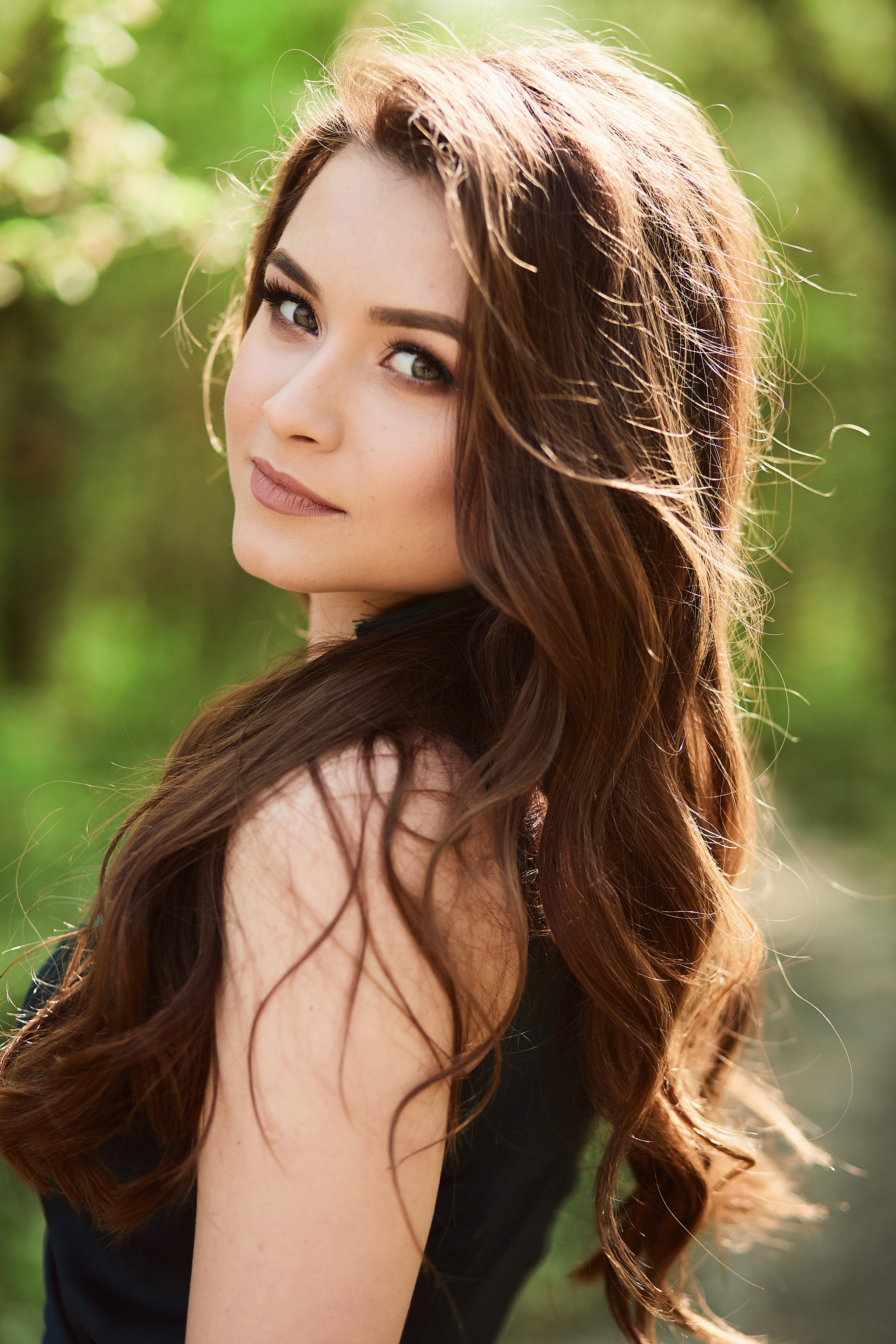 Brown haired woman with green eyes looking over shoulder HD Phone Wallpaper