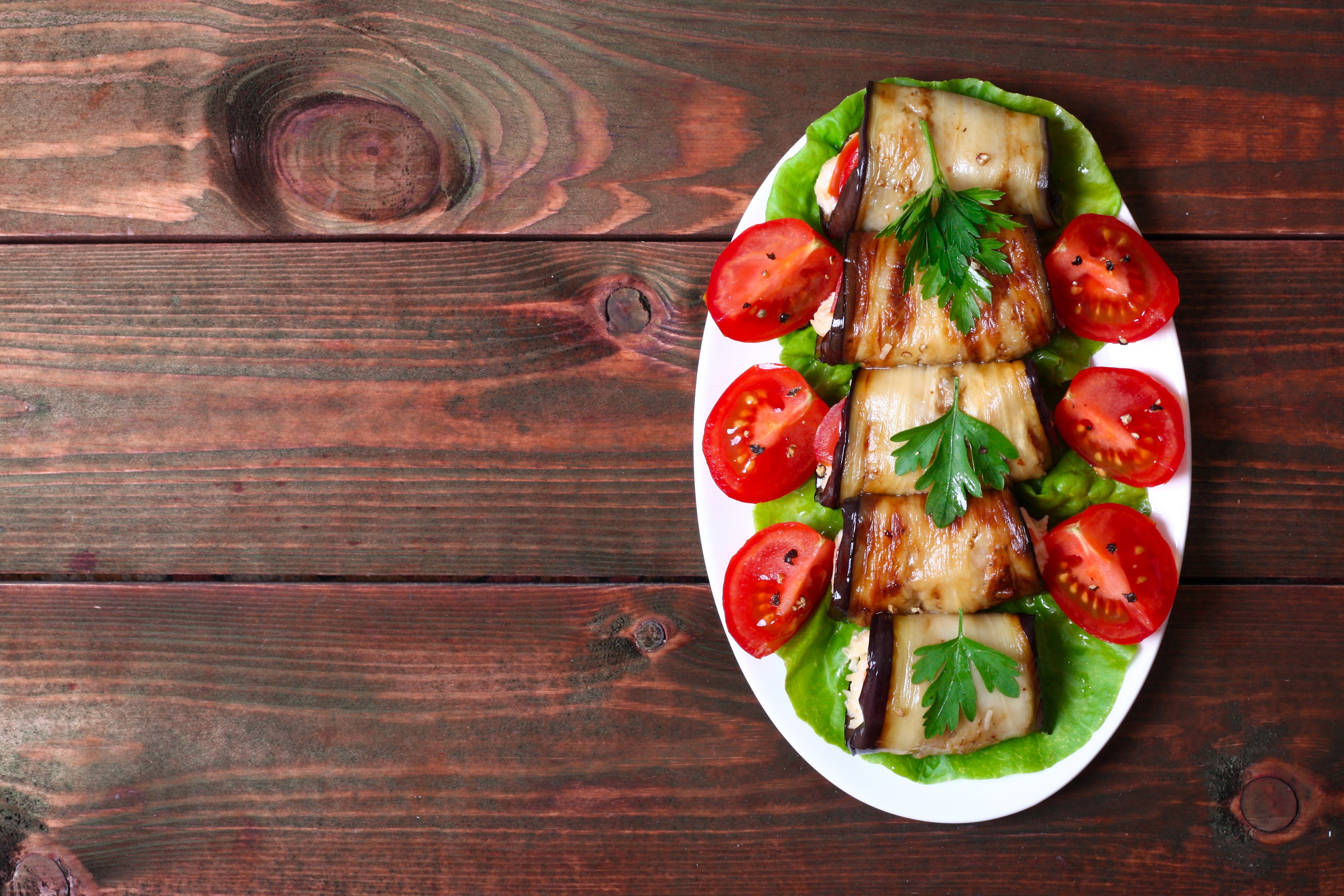 Vegetables Tomatoes Eggplant Wood planks Plate HD Wallpaper