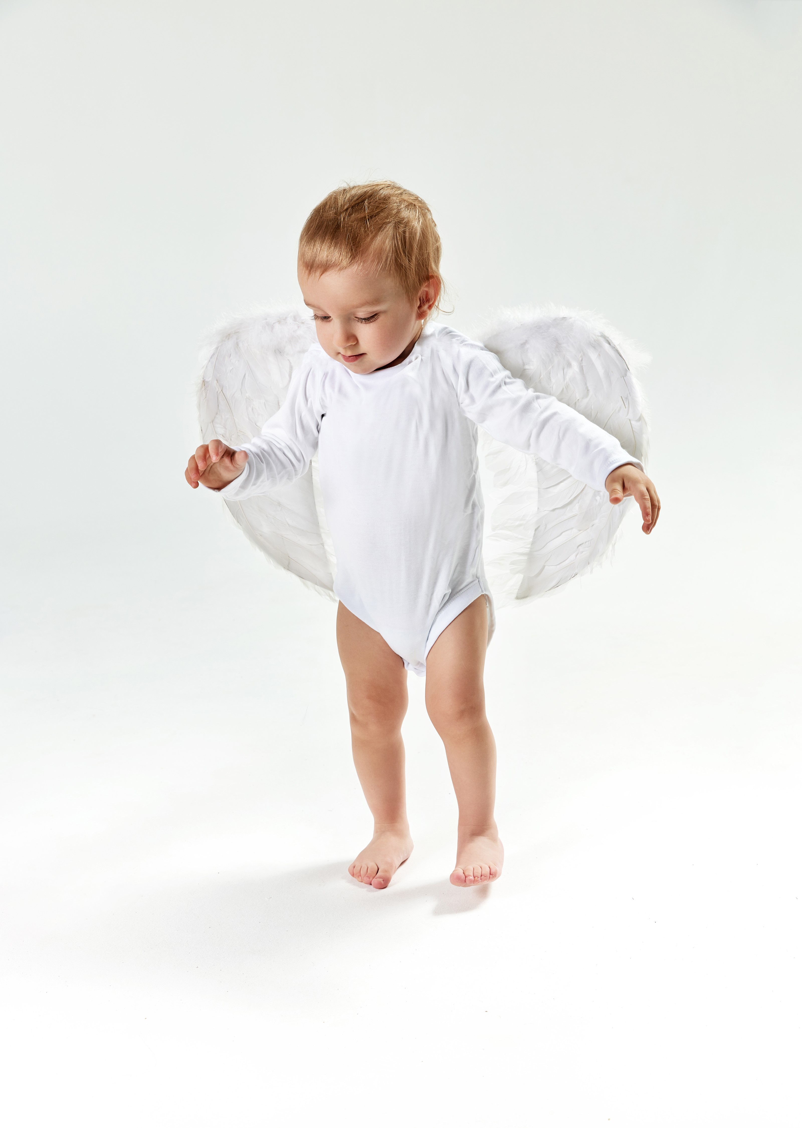 Baby in angel costume with wings HD Phone Wallpaper