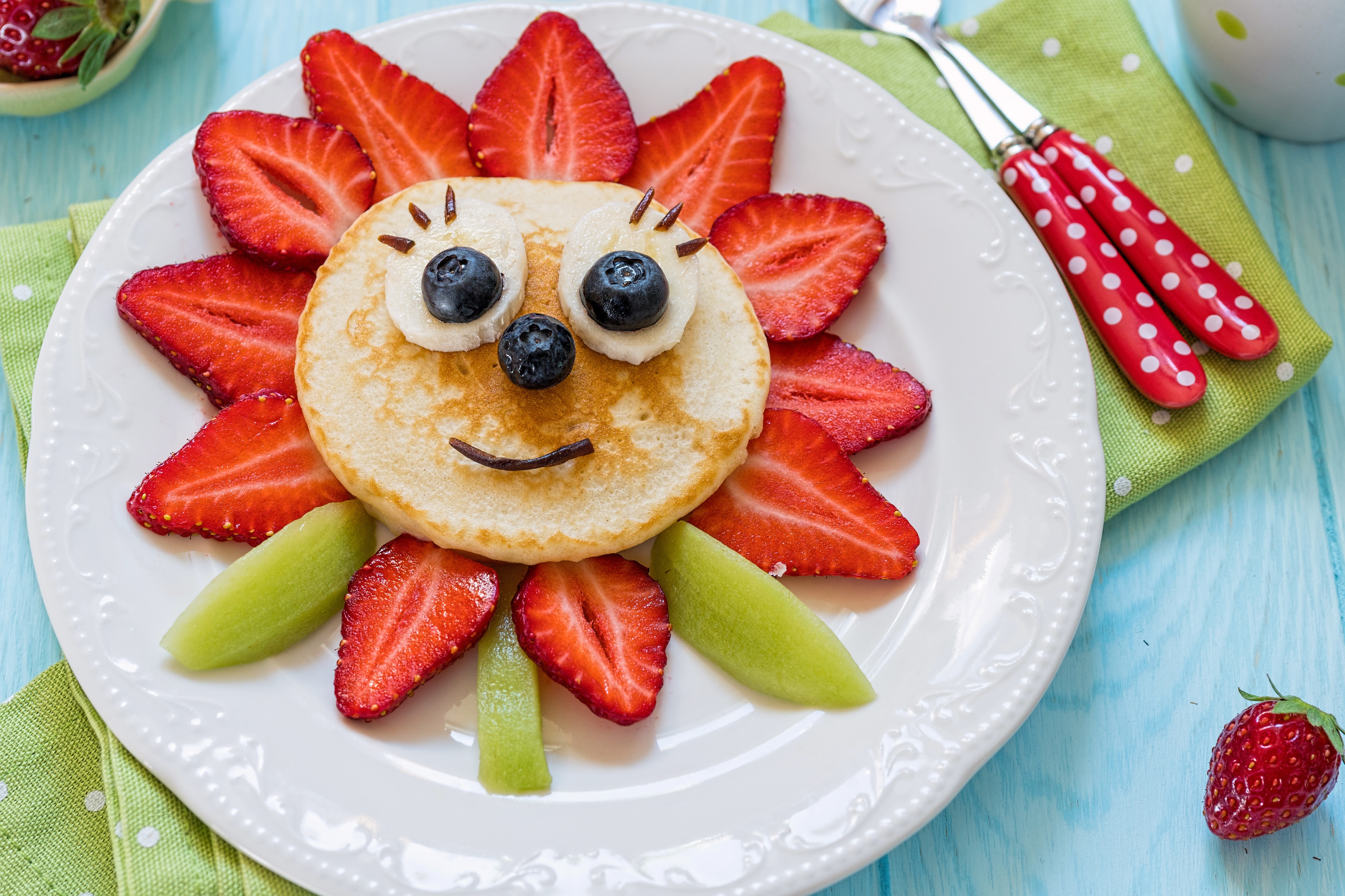 Pancake sun with strawberries and blueberries on a plate HD Wallpaper