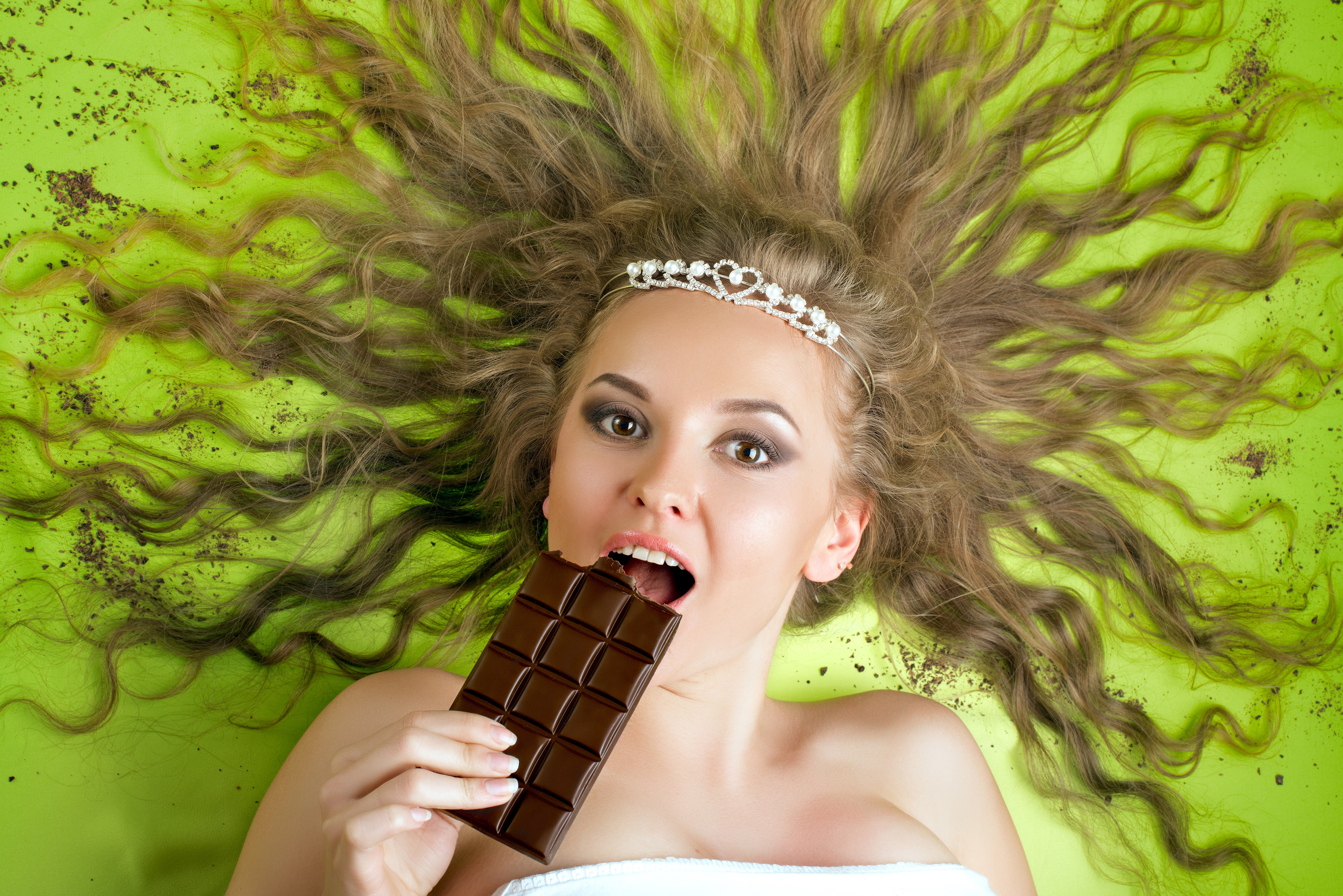 Woman with chocolate bar and tiara HD Wallpaper
