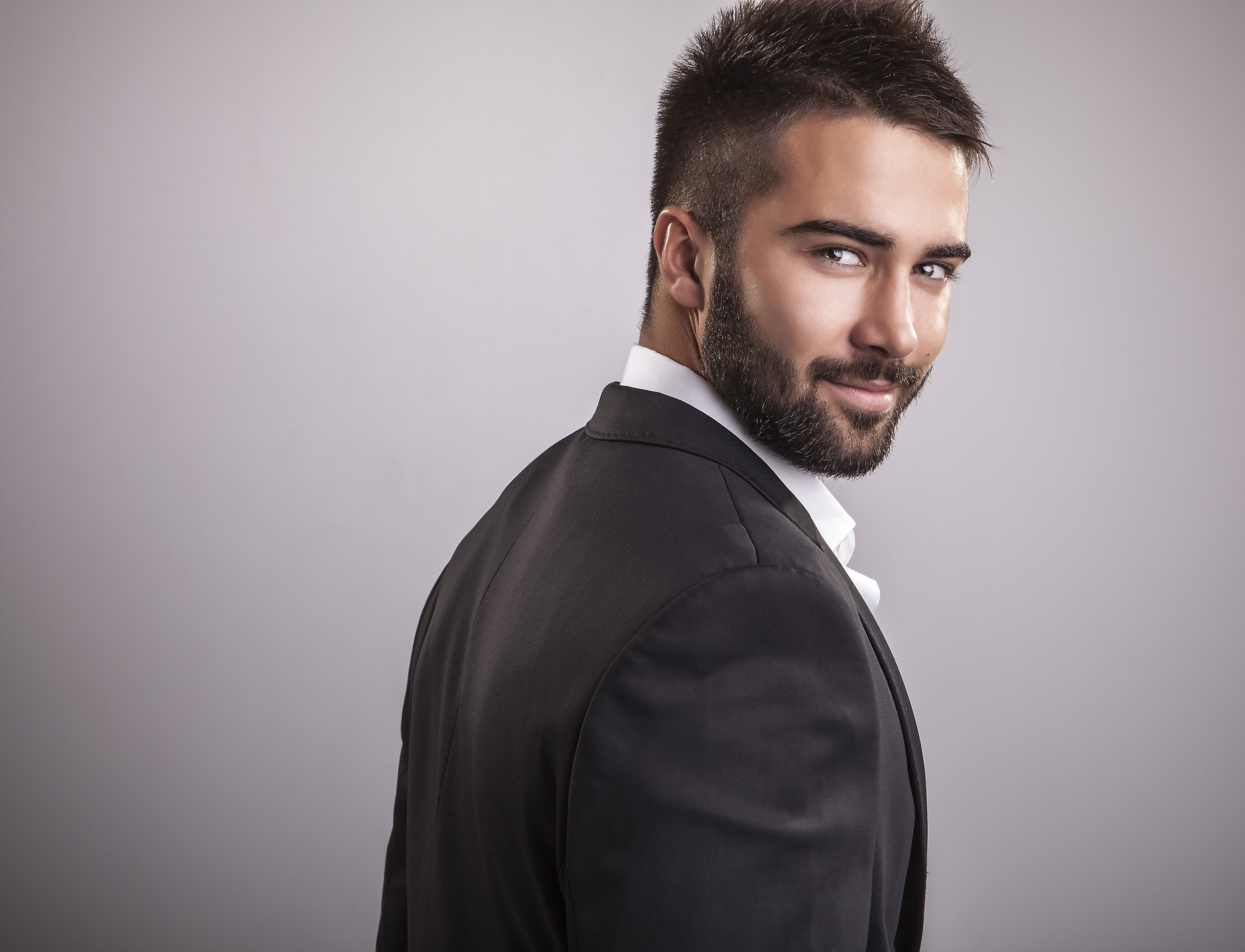Man with beard wearing a suit and white shirt HD Wallpaper